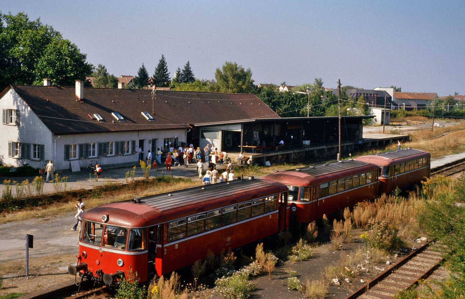 Der Rest des früheren DB-Bahnhofs Leinfelden wirkte auch hier noch wie ein Provisorium, dies auch noch unmittelbar vor seiner Umwandlung in einen S-Bahnhof. Er erlebte nur noch diese eine Sonderfahrt mit einem Uerdinger Schienenbus auf seinen Gleisen (29.09.1985).