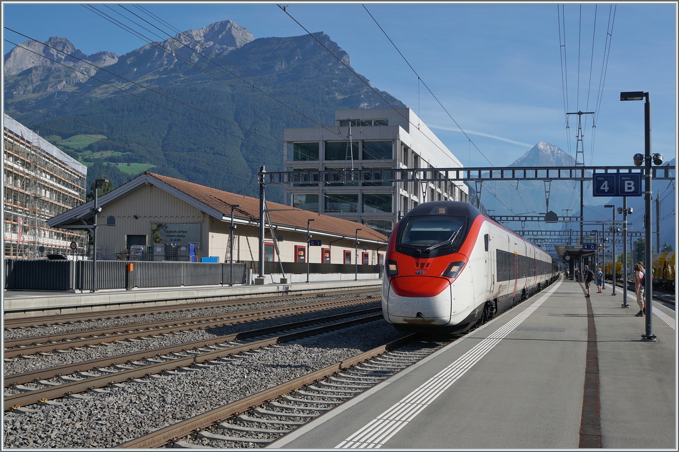 Der SBB  Giruno  RABe 501 016  ZUG  und ein weiterer auf dem Weg in Richtung Basel beim Halt in Altdorf.

4. Sept. 2023