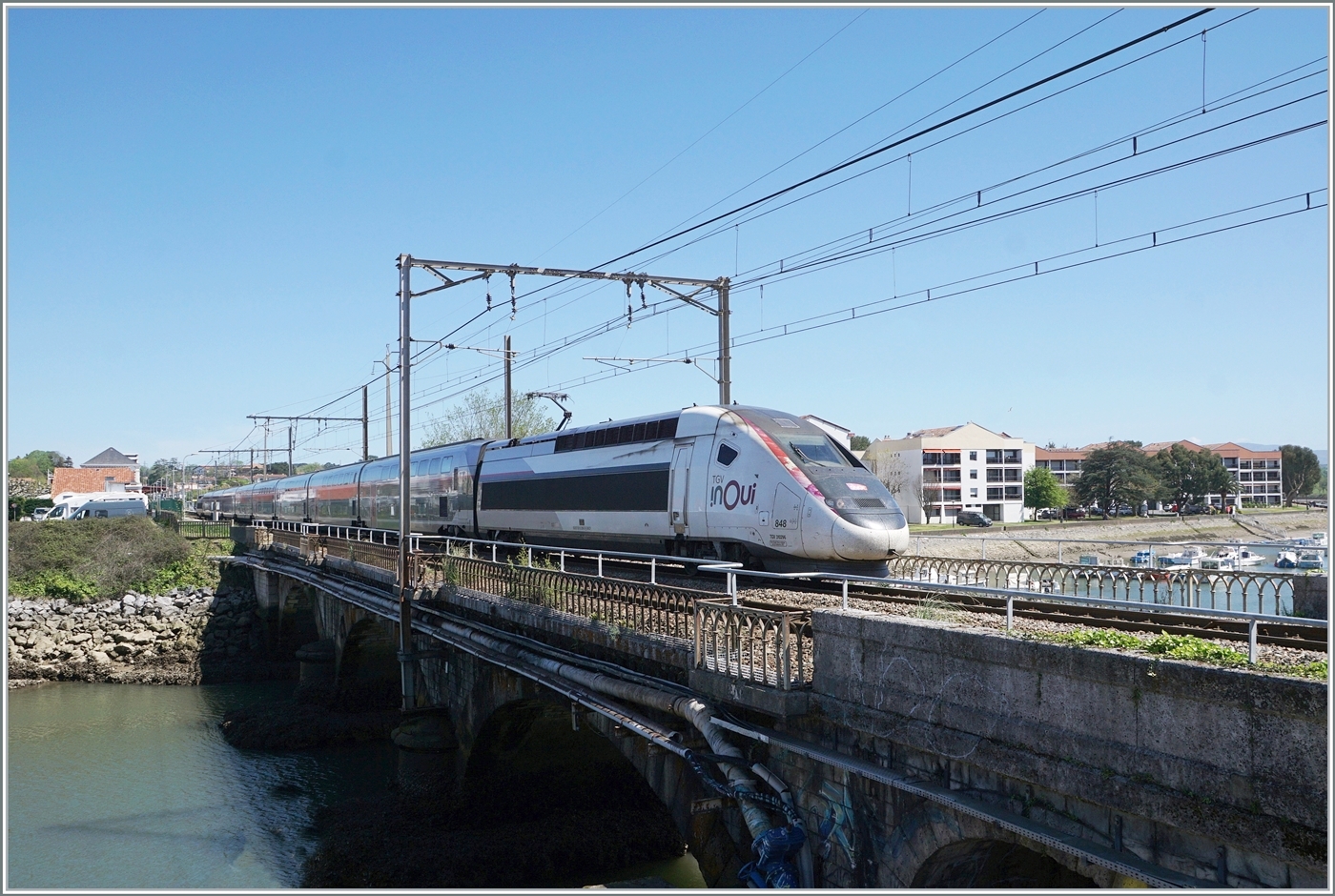 Der SNCF INOUI TGV 8537 hat gerade den Bahnhof von St-Jean-de-Luz Ciboure verlassen und nun fährt der TGV Rame 848 seinem nicht mehr weit entfernten Ziel Hendaye entgegen. 

11. April 2024