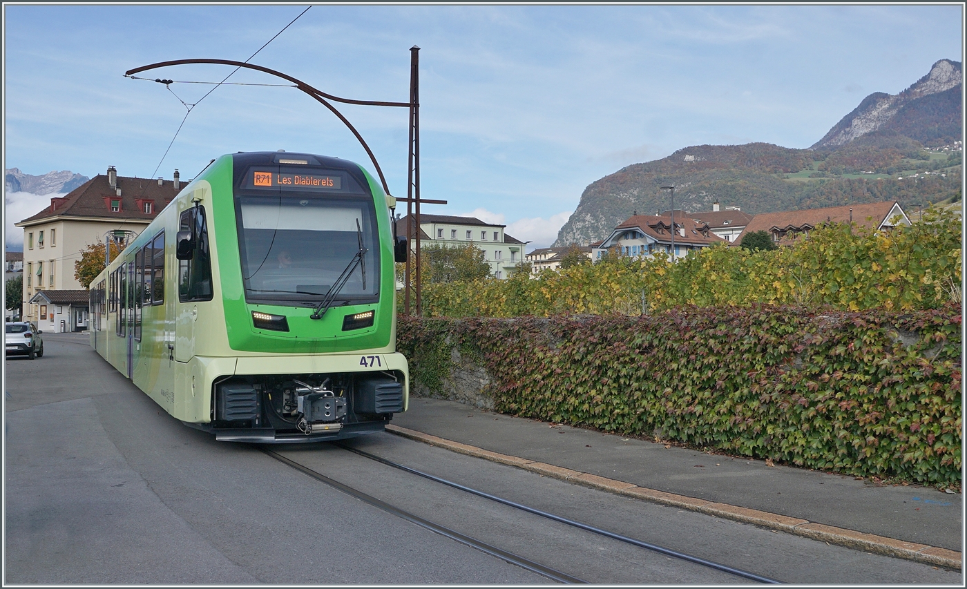 Der TPC ASD ABe 4/8 471 ist in Aigle kurz nach der Haltestelle Aigle Marché ASD (links im Hintergrund noch knapp zu sehen) als R71 436 auf dem Weg nach Les Diablerets und fährt gerade unter einem der noch aus Eröffnung der Bahn stammenden Fahrleitungsmasten durch. 

20. Oktober 2024