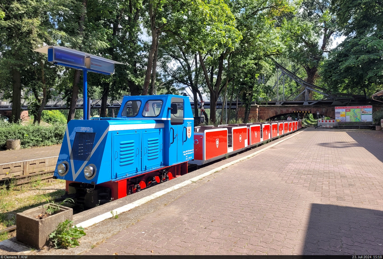 Die 2 Kilometer lange Parkeisenbahn in Halle (Saale) ist immer einen Ausflug wert. Im Start- und Zielbahnhof Peißnitzbrücke wartet 399 612-1 (LKM Ns 2f) auf ihre Fahrgäste, welche die Peißnitzinsel auf 600 Millimetern erkunden wollen.

🧰 Parkeisenbahnfreunde Halle/Saale e.V. | Hallesche Verkehrs-AG (HAVAG)
🕓 23.7.2024 | 15:18 Uhr