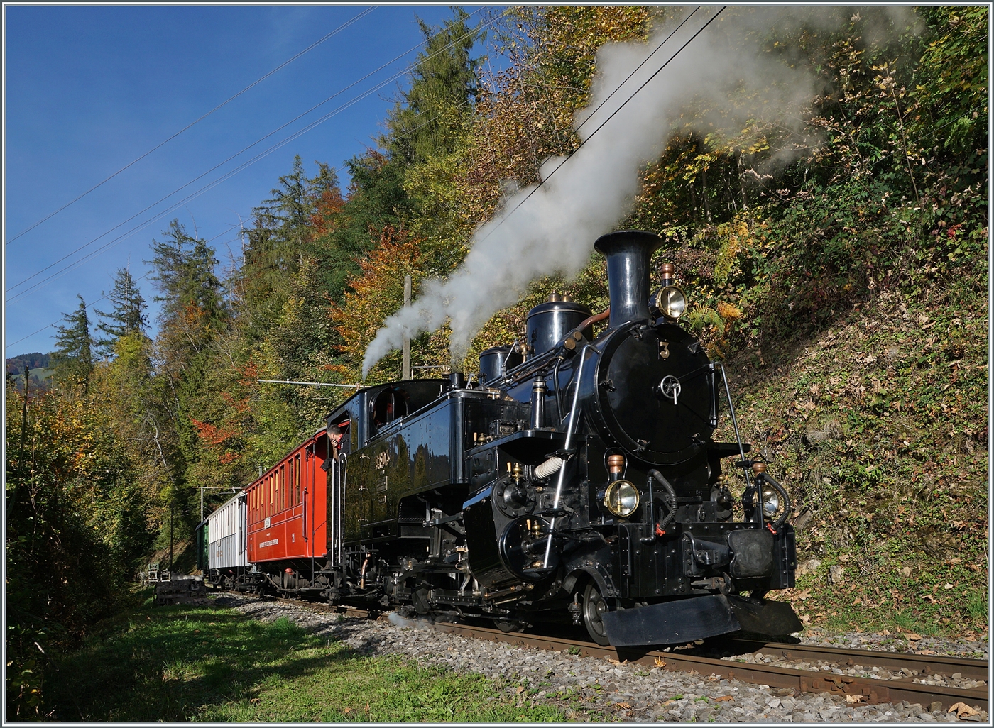 Die BFD HG 3/4 N° 3 der Blonay-Chamby Bahn ist kurz nach Chamby auf dem Weg nach Chaulin und fährt durch einen Waldabschnitt, der sich langsam aber sicher herbstlich verfärbt. 

20. Oktober 2024