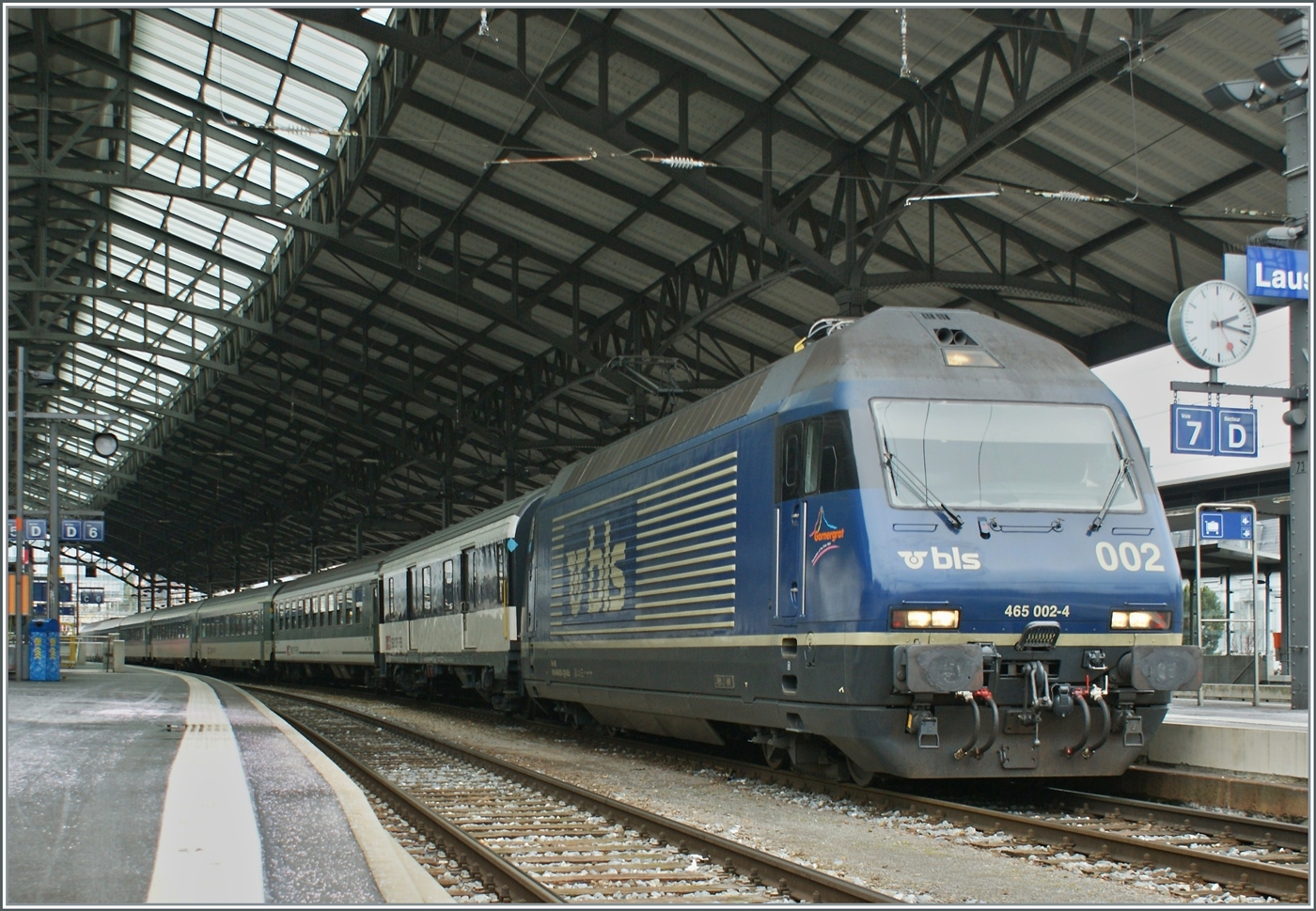 Die BLS Re 465 002 mit ihrem IR von Brig nach Genève Aéroport beim Halt in Lausanne. Ich war mir damals, kurz nach dem Fahrplanwechsel über die Besonderheit nicht bewusst: nur für gut drei Wochen, vom 21. Dez. 2008 bis am 11. Januar half erst die BLS Re 465 018, die dann kurz vor dem Jahreswechsel durch die BLS Re 465 002 abgelöst wurde der SBB aus Grund war ein  Lokmangel bei der SBB infolge der verspäteten Ablieferung der CIS ETR 610 Triebzüge. 

2. Januar 2009


