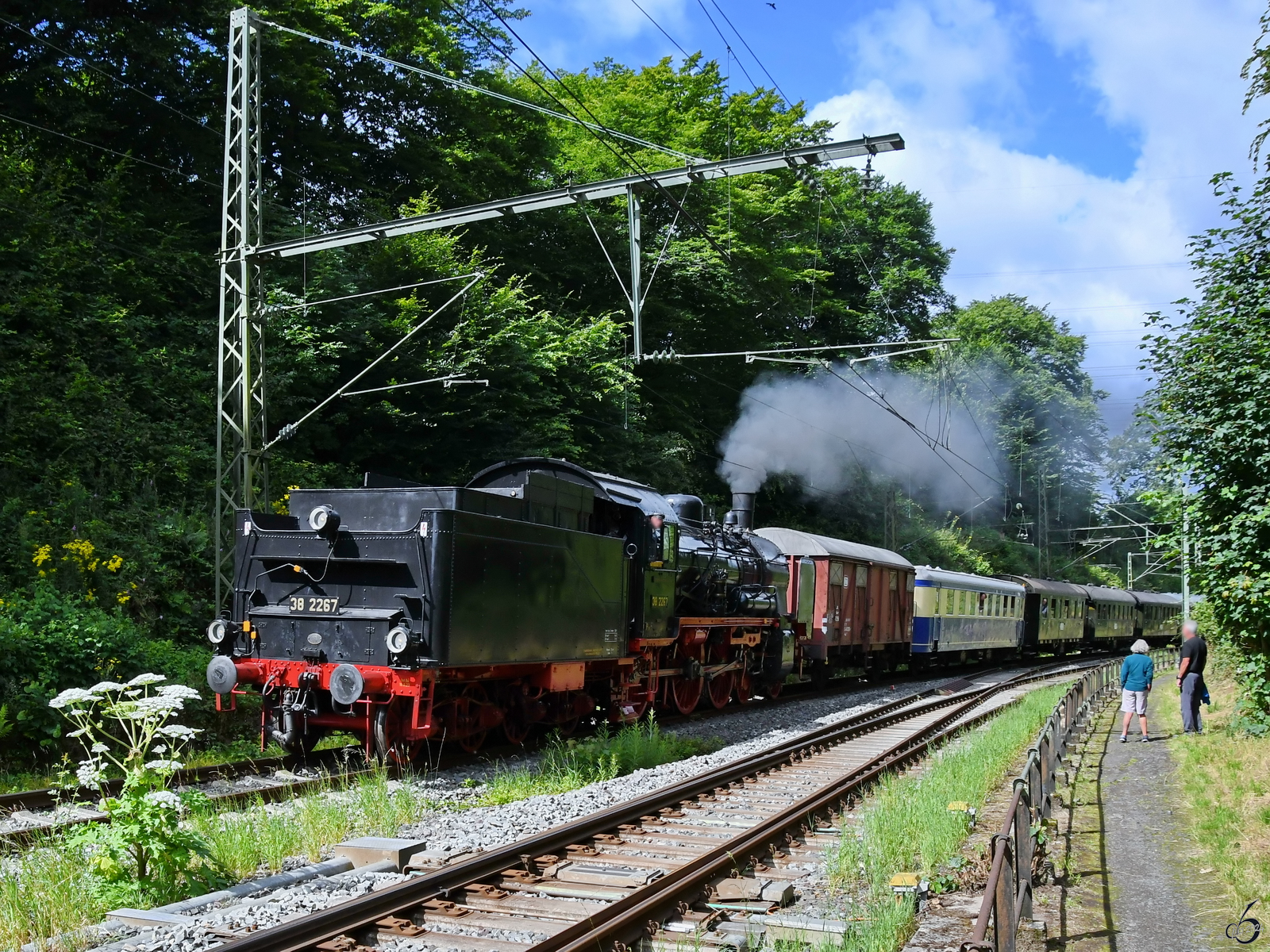 Die Dampflokomotive 38 2267 wurde hier Anfang Juli 2024 während der Fahrt Tender voraus in Hattingen abgelichtet.