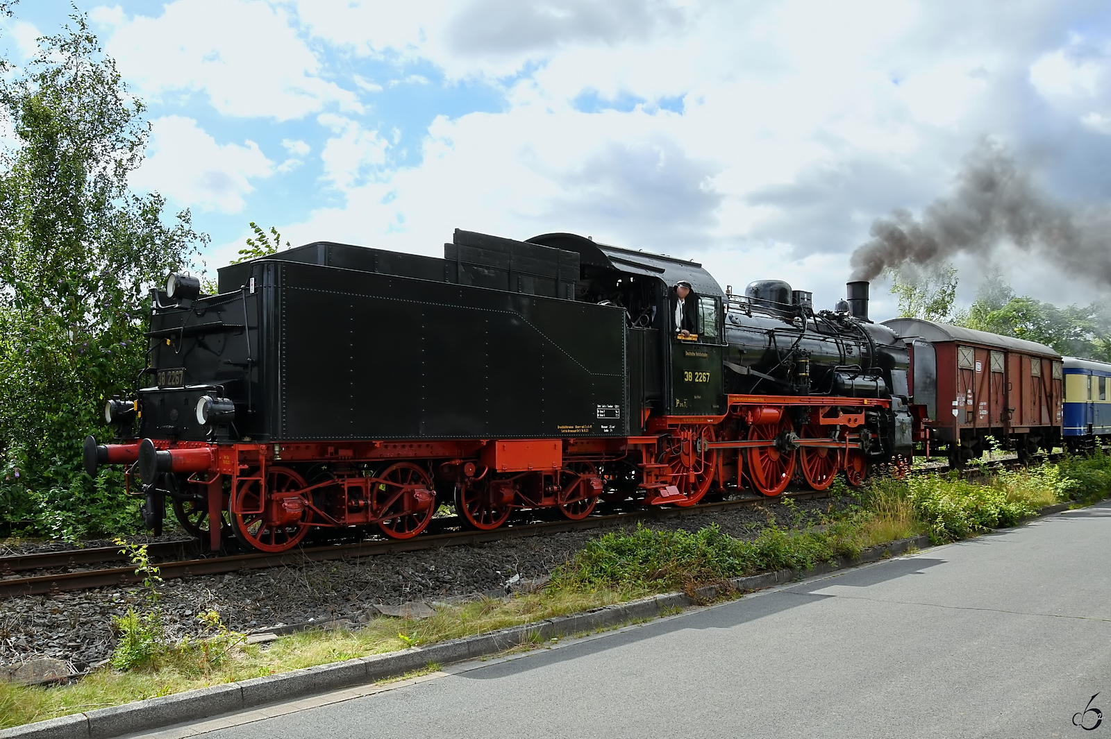 Die Dampflokomotive 38 2267 wurde hier Anfang Juli 2024 auf der Fahrt zum nächsten Haltepunkt Hattingen-Henrichshütte abgelichtet.