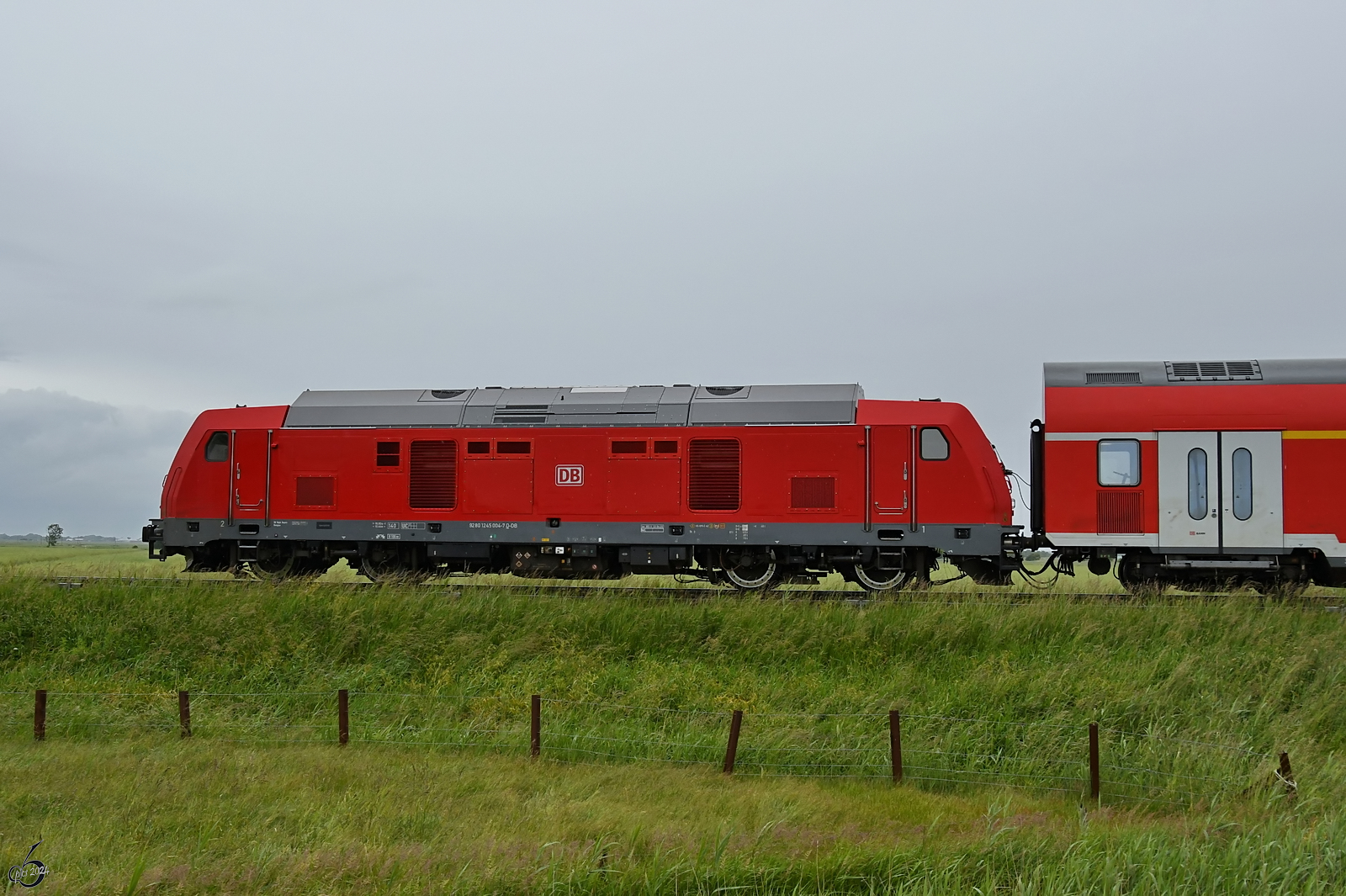 Die Diesellokomotive 245 004 schiebt den Regionalexpress RE6 in Richtung Niebüll. (Juni 2024)