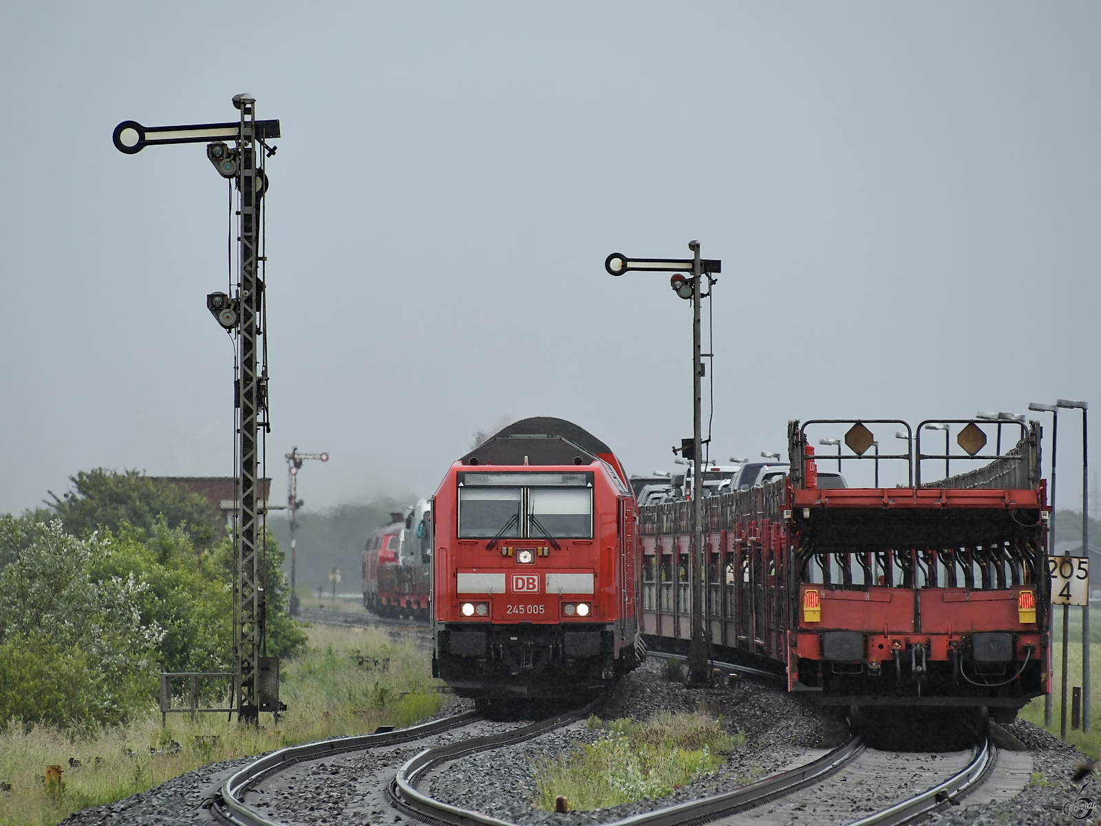 Die Diesellokomotive 245 005 wartet mit den angespannten Doppelstockwagen auf die Weiterfahrt nach Westerland. (bei Nibüll, Juni 2024)