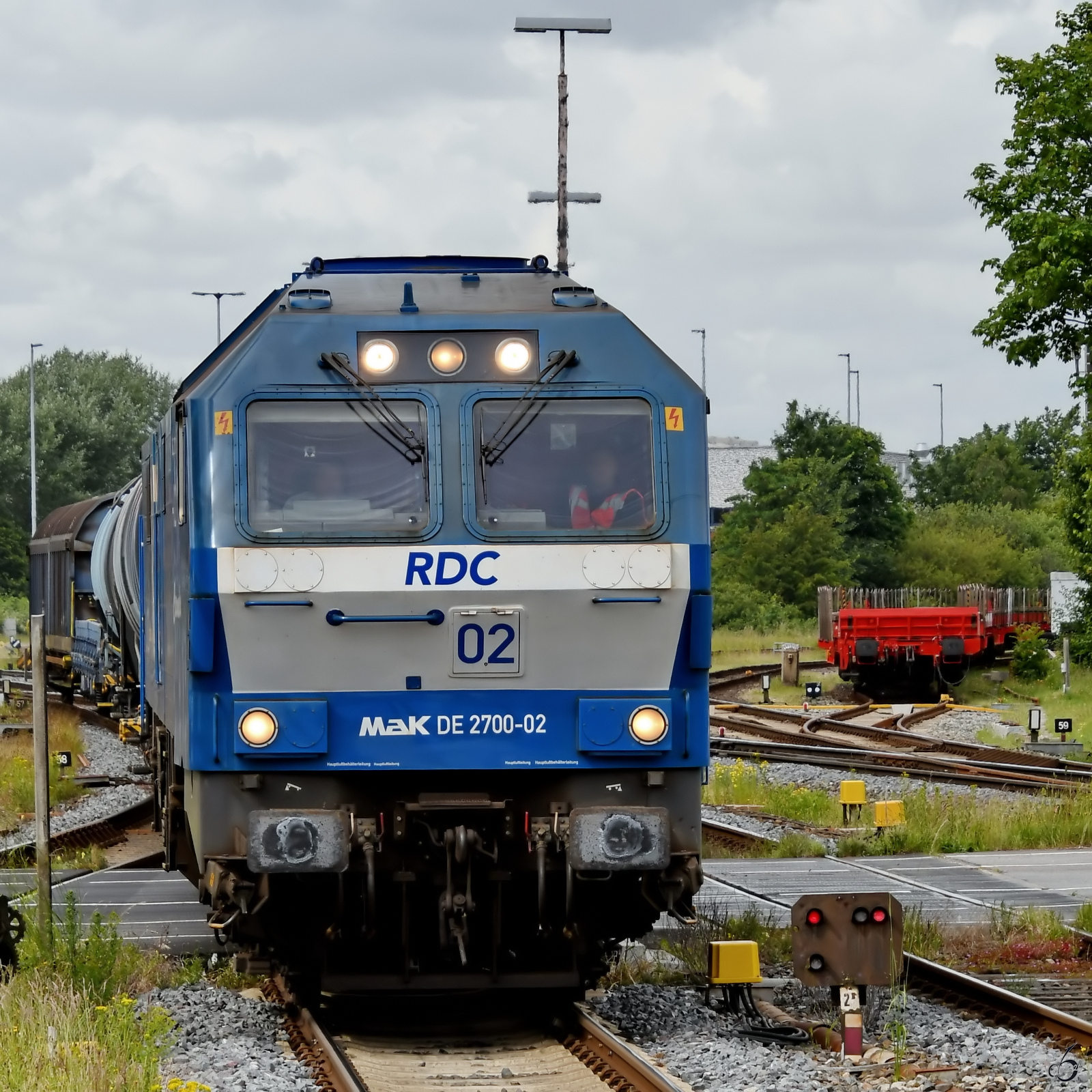 Die Diesellokomotive DE2700-02  Carmela  ist hier Anfang Juni 2024 mit einem kurzen Güterzug bei der Ankunft in Niebüll zu sehen.