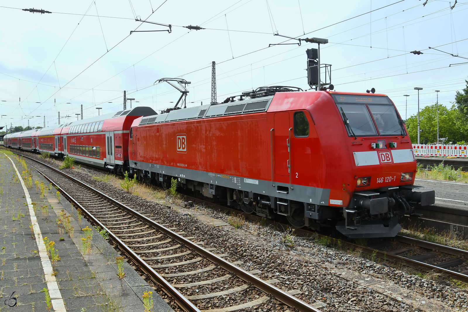 Die Elektrolokomotive 146 120-1 fährt gerade mit einem Regionalexpresszug in Wanne-Eickel ab. (Juni 2024)