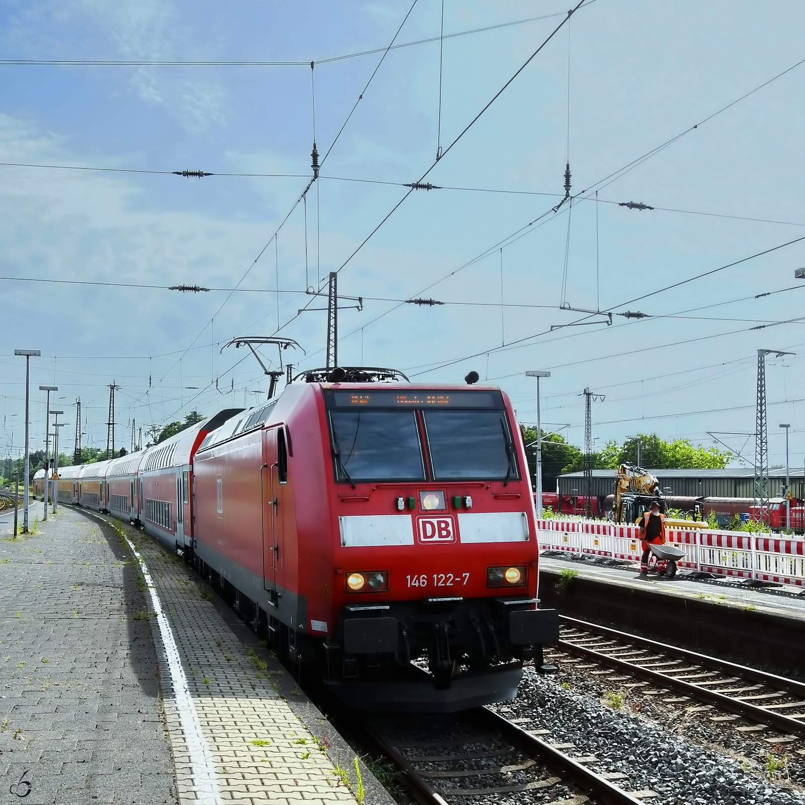 Die Elektrolokomotive 146 122-7 ist hier Ende Juni 2024 bei der Ankunft am Hauptbahnhof in Wanne-Eickel zu sehen.