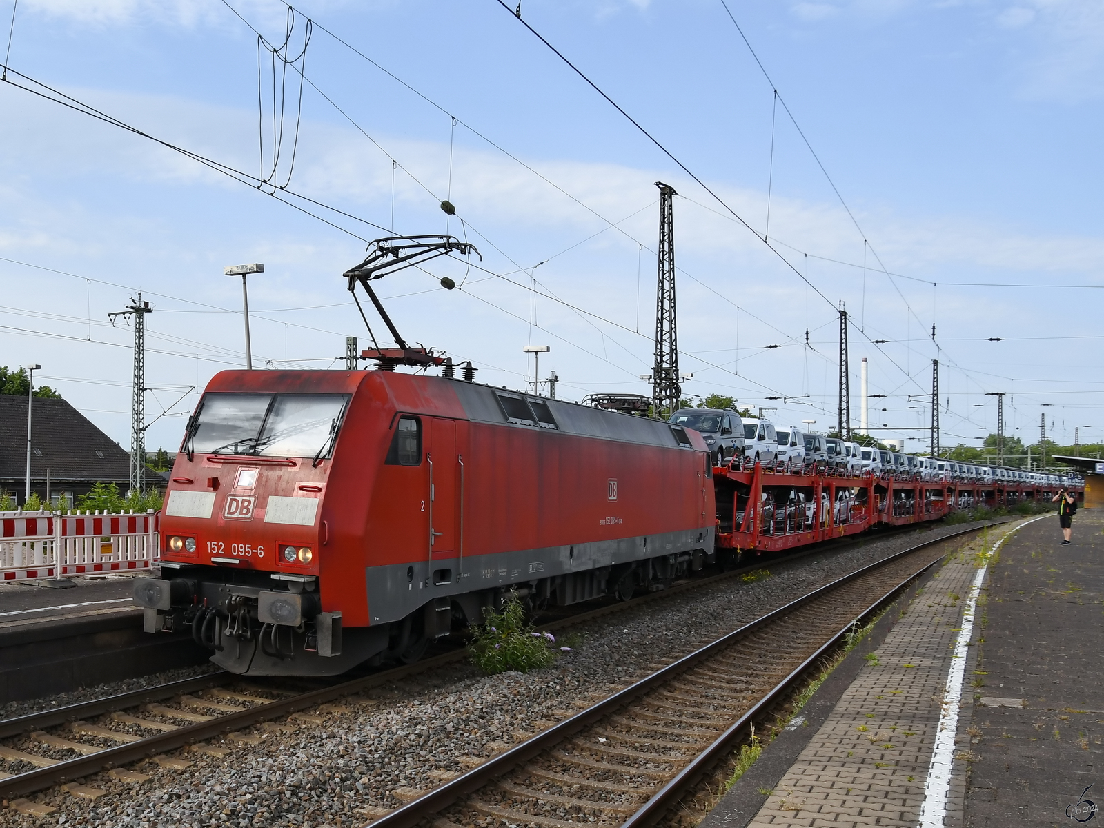 Die Elektrolokomotive 152 095-6 ist hier Ende Juni 2024 mit einem Autozug in Wanne-Eickel zu sehen.