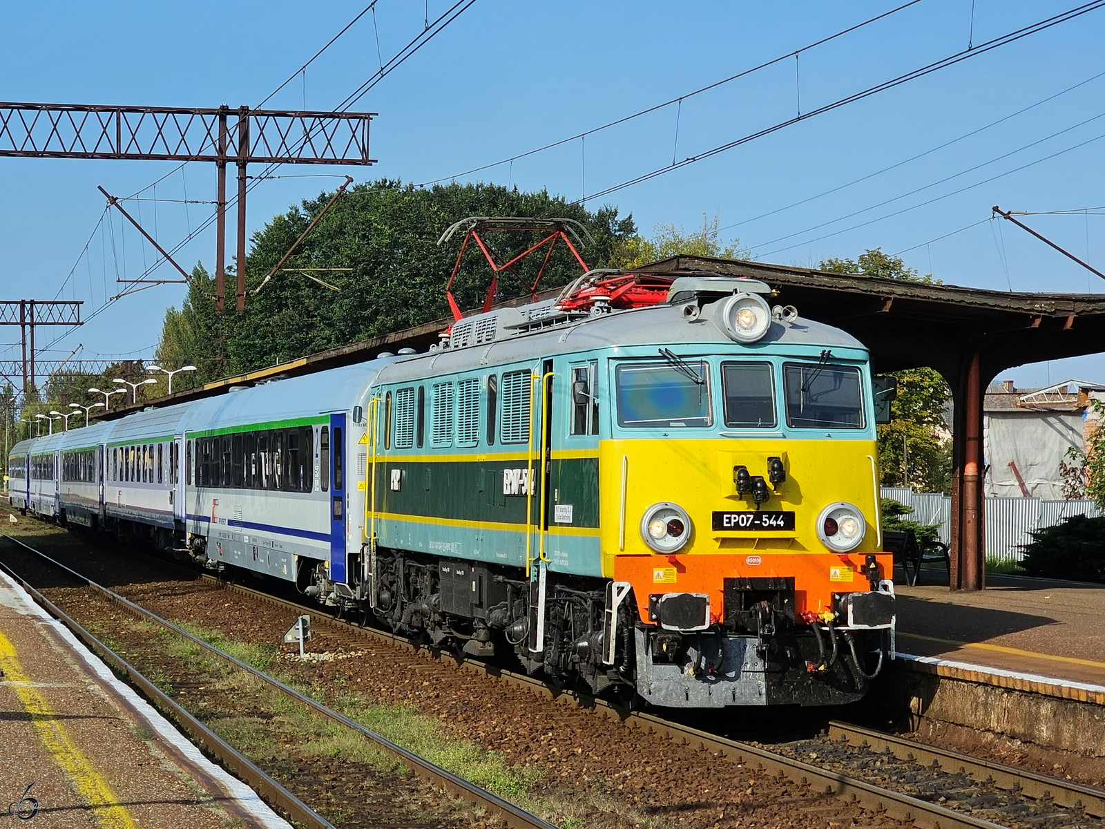 Die Elektrolokomotive EP07-544 wartete Anfang September 2024 mit dem angespannten IC18184 am Bahnhof in Koszalin (Köslin) auf die Weiterfahrt.