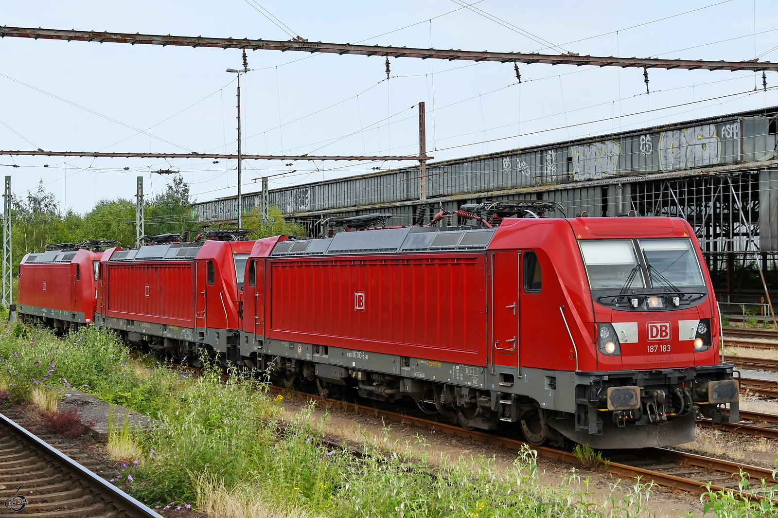 Die Elektrolokomotiven 187 183, 187 188 und 185 355 waren Ende Juni 2024 in Wanne-Eickel abgestellt.