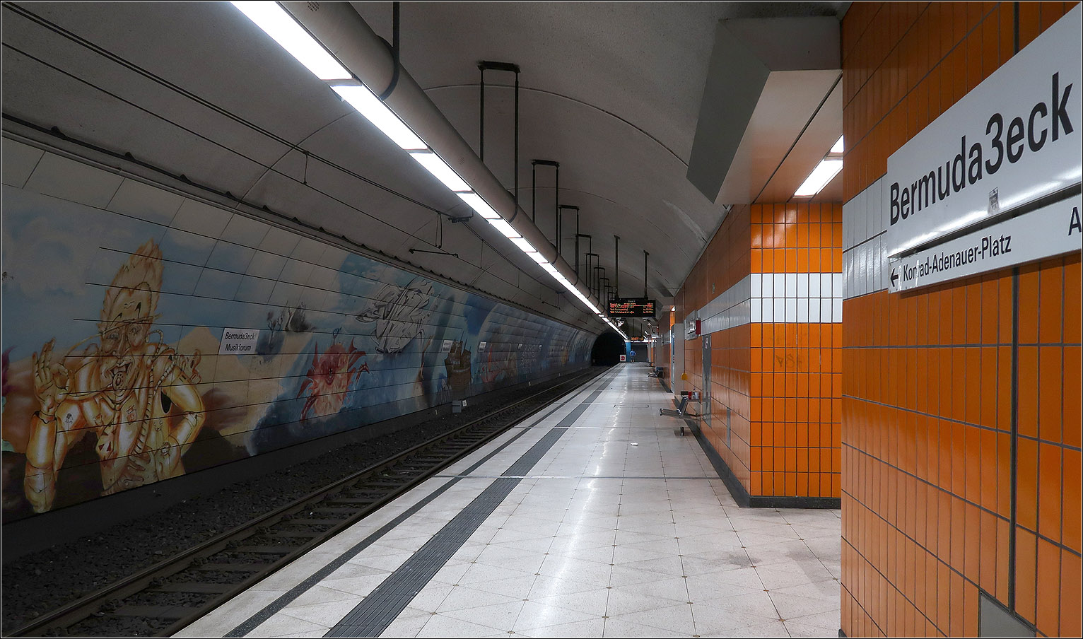 Die erste Tunnelachse in Bochum - 

Die Haltestelle Bermuda3eck/Musikforum ist die erste unterirdisch gebaute U-Station im Bereich der Stadtbahn Rhein/Ruhr. Insgesamt gibt es heute 32 unterirdisch erstellte Stationen im Bereich der Stadtbahn Rhein-Ruhr.