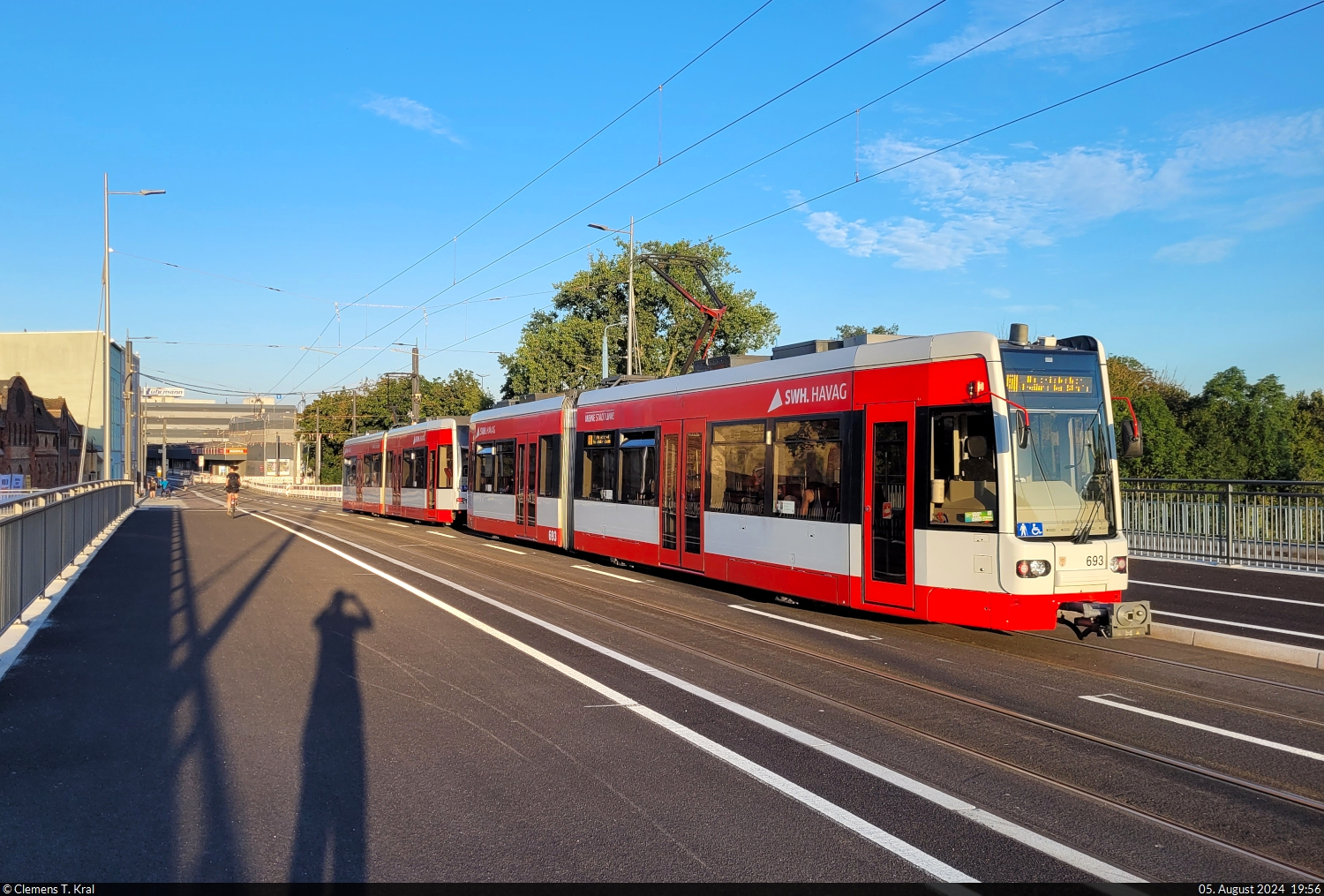 Die ersten Straßenbahnen über die neue Elisabethbrücke in Halle (Saale):
Drei Tage zuvor wurde  Elisabeth die Dritte   – so der Name der Brücke – unter hoher Präsenz eingeweiht. Am ersten regulären Betriebstag überqueren sie Wagen 693 und 694 vom Typ MGT-K2 (Bombardier Flexity Classic). Der Verband ist als Linie  E  auf dem Weg Richtung Altstadt.

🧰 Hallesche Verkehrs-AG (HAVAG)
🕓 5.8.2024 | 19:56 Uhr