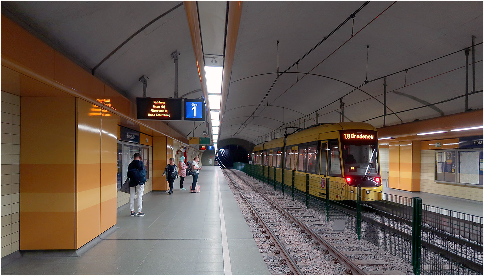 Die Essener Südstrecke der Stadtbahn - 

Die Haltestelle Florastraße wird nur von der Straßenbahn in Richtung Bredeney bedient. Im Bild kann man die Tunnelrampe zum Anschluss der Straßenbahnstrecke erkennen. Auch dieser Bahnhof hatte bis 2023 Hochbahnsteige für den Einsatz des Stadtbahnwagens M mit Klapptrittstufen. Da hier aber keine Stadtbahnen verkehren wurden die Bahnsteige baulich nicht für den Einsatz der Niederflur-Straßenbahen verändert, sondern es wurde der Gleisbereich im mittleren Teil der Station hochgeschottert. Zu den Bahnsteigenden fallen die Gleise dabei auf ihr ursprüngliches Niveau hin ab, was man bei genauem hinsehen auf dem Bild auch erkennen kann.

Die sogenannten Stadtbahnwagen N und M (Normal- und Meterspur) wurden für die Stadtbahn Rhein-Ruhr für den Straßenbahnvorlaufbetrieb beschafft, also um ausgebaute Stadtbahnstrecken vorläufig an das Straßenbahnnetz anzuschließen zu können mit dem Ziel bei entsprechendem Weiterbau der kreuzungsfreien Strecken, diese später auf endgültigen Betrieb mit hochflurigen Stadtbahnwagen umzustellen. Ein Ziel das heute nicht mehr verfolgt wird.

23.08.2023 (M) 