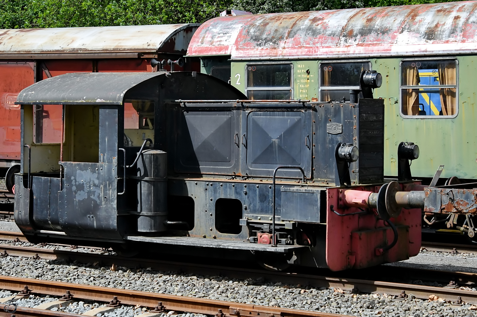 Die Kleindiesellokomotive 322 025-8 wurde 1937 bei der Berliner Maschinenbau-Actien-Gesellschaft gebaut und an die Beschaffungsstelle für Flughafenbau in Berlin übergeben. (Eisenbahnmuseum Bochum, April 2024)