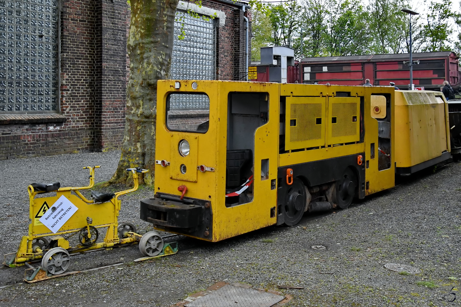 Die Mitte der 1990er Jahre gebaute Gruben-Diesellokomotive Typ  Wiesel  von Ruhrthaler ist Teil der Ausstellung im Eisenbahnmuseum Bochum. (April 2024)