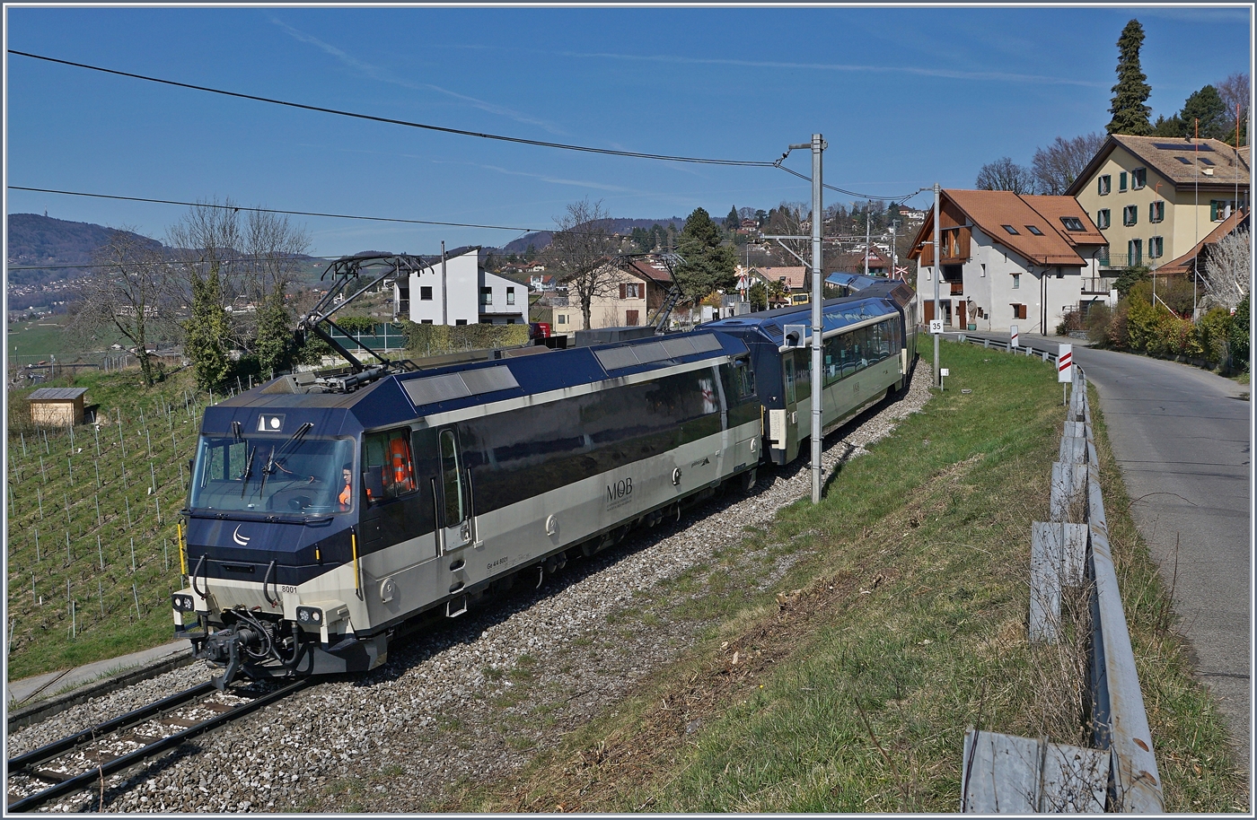 Die MOB Ge 4/4 8001 ist bei Planchamp mit einem GoldenPass Panorama Express auf dem Weg nach Montreux. 

16. März 2020