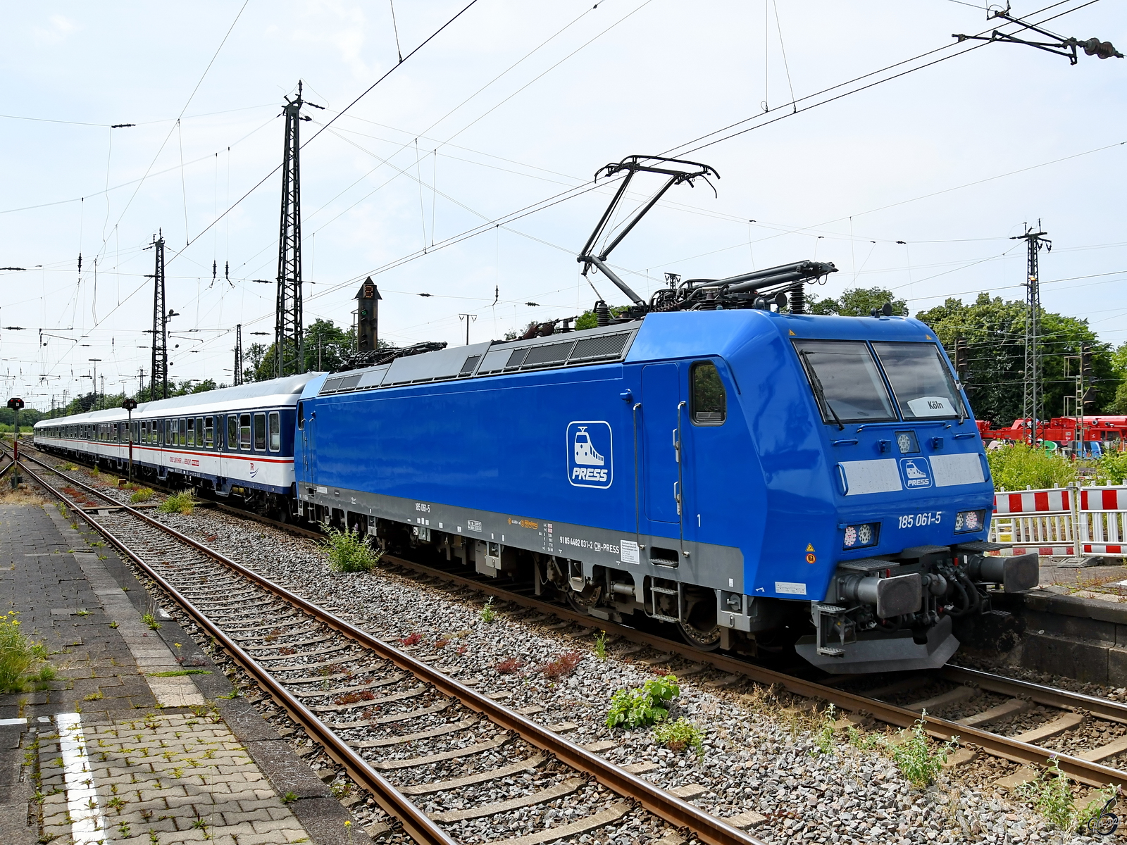 Die PRESS-Elektrolokomotive 185 061-5 schiebt eine TRI-Garnitur, so gesehen Ende Juni 2024 in Wanne-Eickel.