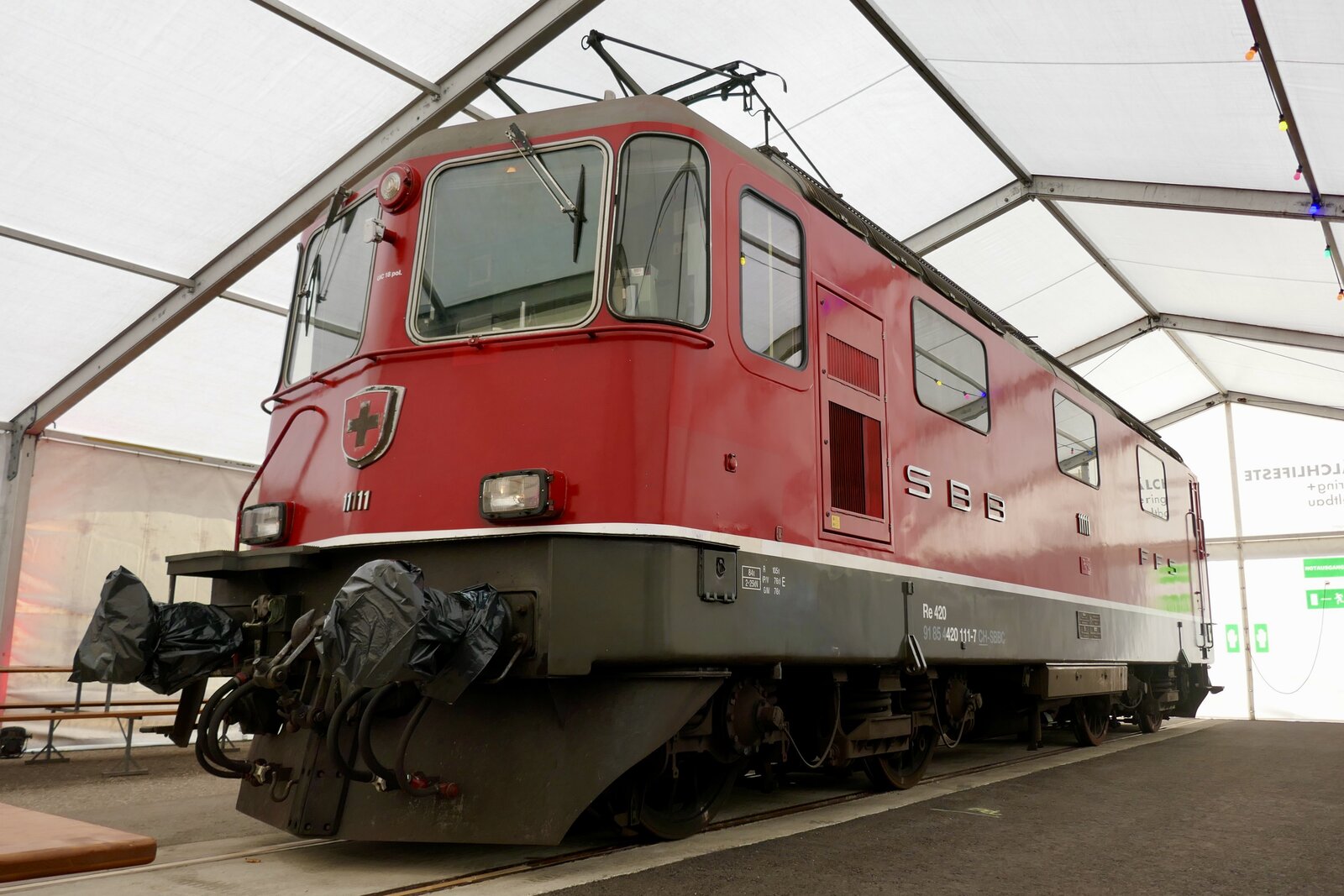 Die Re 4/4 11111 der SBB C wurde mitten ins Festzelt gestellt am 15.9.24 in Balsthal.