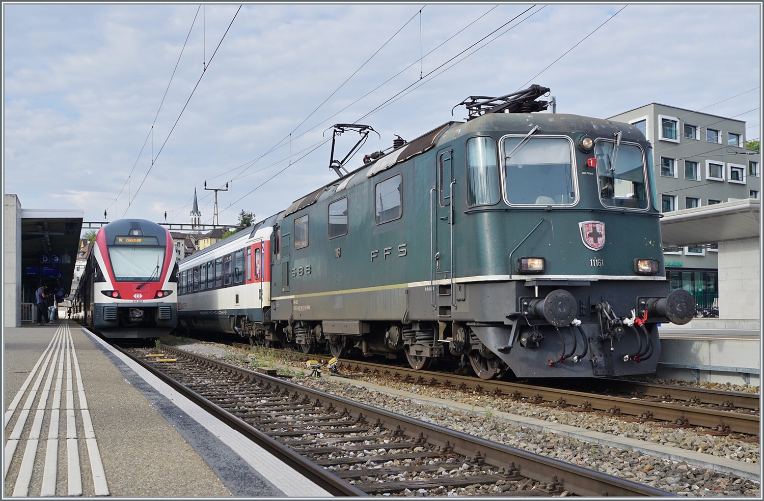 Die SBB Re 4/4 II 11161 wartet in Schaffhausen auf die baldige Weiterfahrt mit ihrem IC nach Singen.  Grün  ist interessanterweise nicht die Originalfarbgebung der Lok, die Re 4/4 II 11161 kam im edlen TEE Anstrich zur SBB. 

6. September 2022