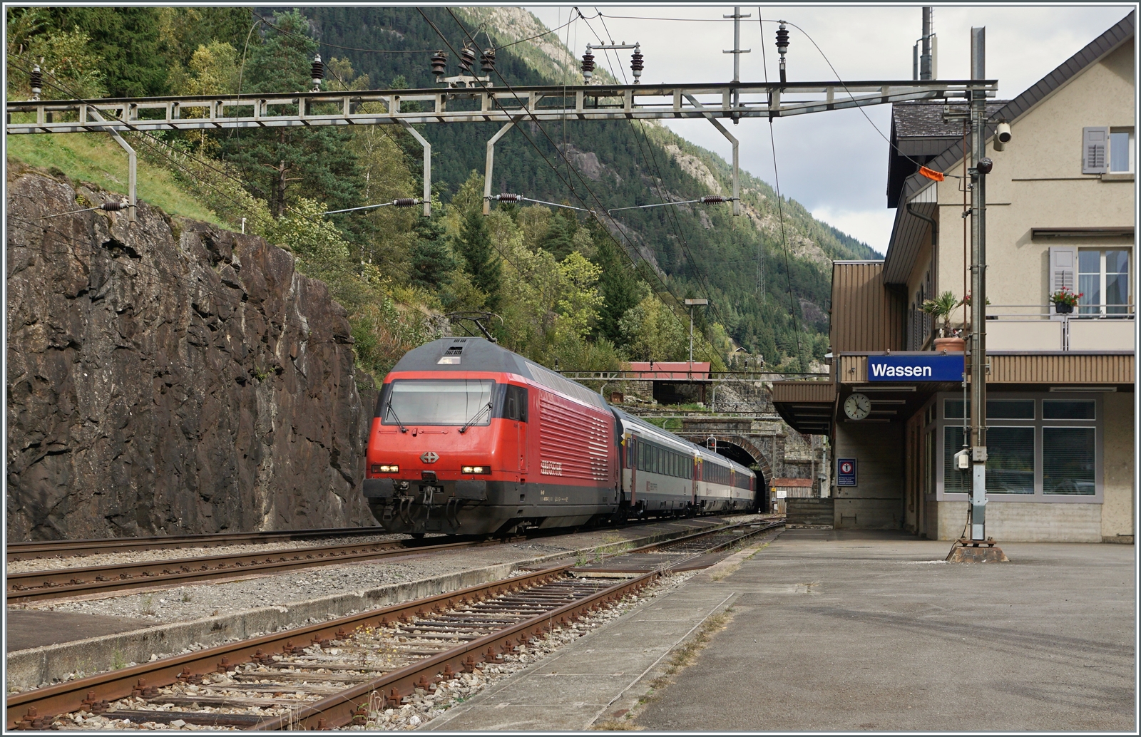 Die SBB Re 460 034 ist mit ihrem EC 10156 in Wassen auf dem Weg von Lugano nach Basel SBB. 

19. Oktober 2023