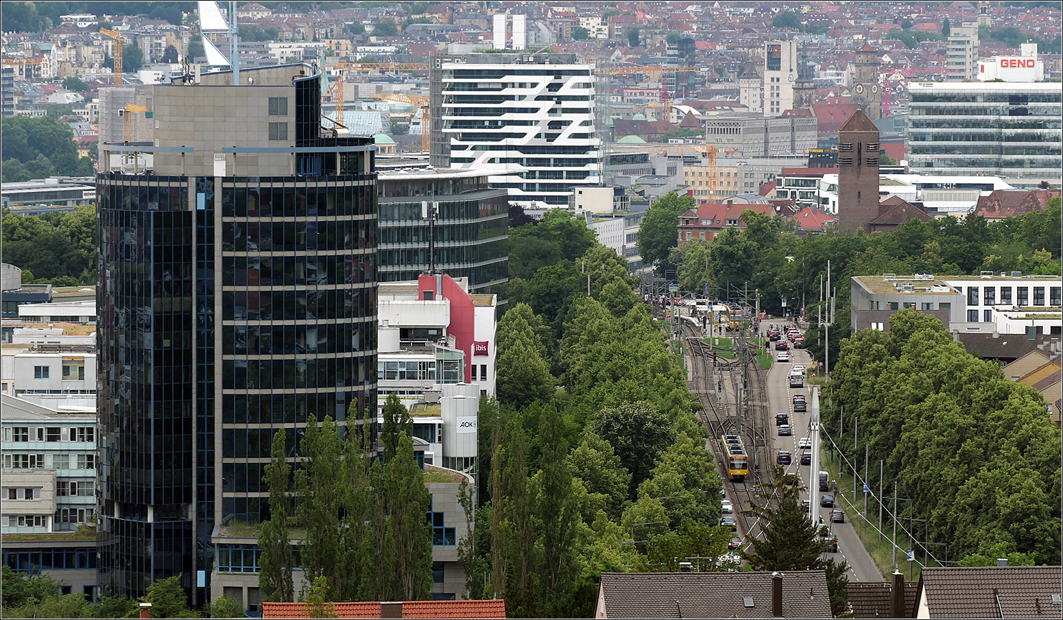 Die Stadtbahntrasse in der Heilbronner Straße - 

Entlang großer Gebäude verläuft die Einfallstraße aus Richtung Norden in die Stuttgarter Innenstadt. Hinten ist der Rathausturm zu sehen.

20.07.2024 (M)