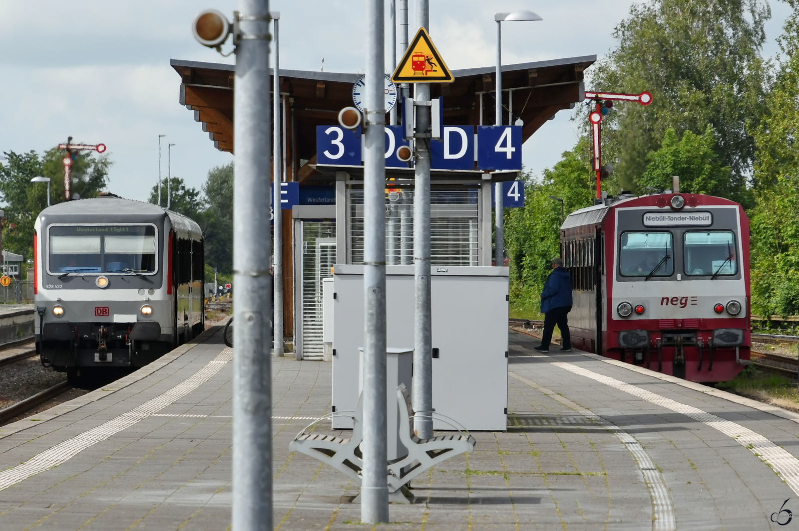 Die Triebwagen 628 532  Munkmarsch  und T4 (627 103-4) warten am Niebüller Bahnhof auf die Weiterfahrt. (Juni 2024)