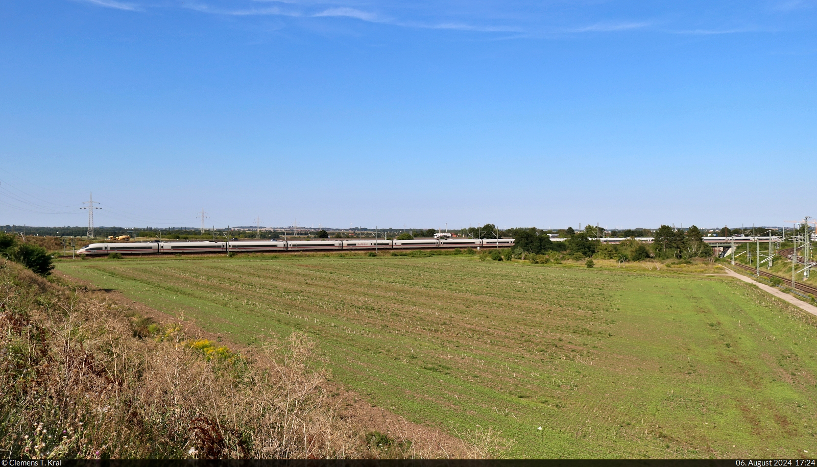 Die verspäteten 403 011-0 (Tz 311  Wiesbaden ) und 403 001-1 (Tz 301  Freiburg im Breisgau ) steuern an der Osttangente beim Birkhahnweg auf Halle (Saale)Hbf zu.

🧰 DB Fernverkehr
🚝 ICE 1007 (Linie 29) Berlin Gesundbrunnen–München Hbf [+10]
🕓 6.8.2024 | 17:24 Uhr