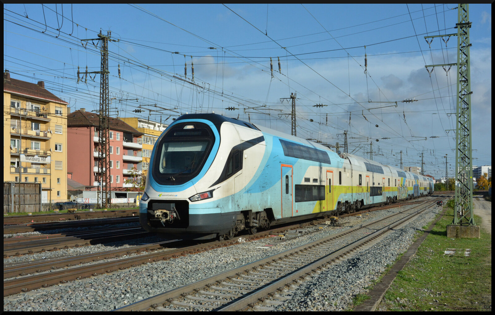 Die Westbahn 93 81 4100 004-3/504-2 AT-WSTBA befand sich am 23.10.2024 auf Probefahrt in Würzburg Hbf. Der neue Zug des chinesischen Herstellers CRRC Zhuzhou war auf dem Weg von München nach Braunschweig. Leider waren alle Waggons teilweise großflächig mit Graffiti beschmiert.