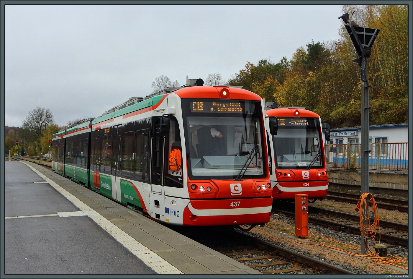 Die zwei Triebwagen 690 437 und 434 der City-Bahn Chemnitz stehen am 02.11.2024 nebeneinander in Aue. Der 434 ist als Verstrkerzug anlsslich eines Fuballspiels hierhergekommen. 