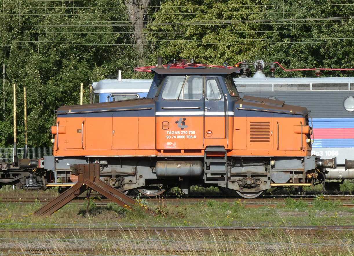 Diesellok Z70 705 wartet in der Nachmittagssonne auf ihren nächsten Einsatz. Kristinehamn, 12.9.2024