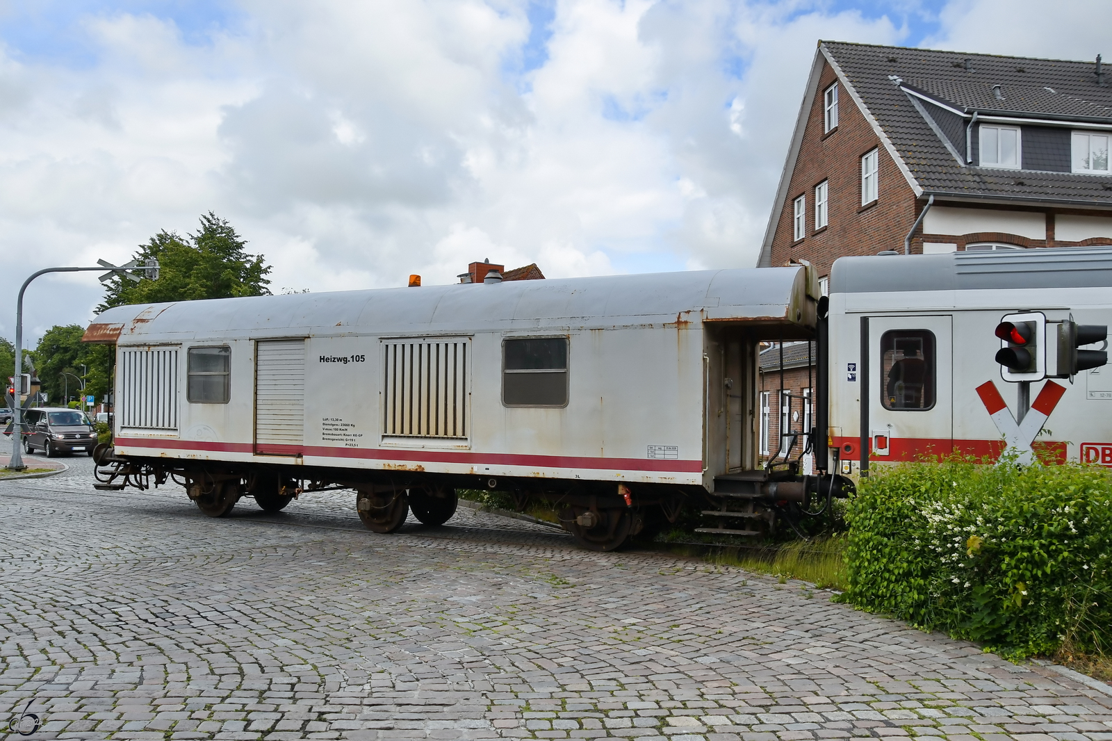 Diesen Heizwagen (ex DB B3yg) habe ich im Juni 2024 bei der Überquerung eines Bahnüberganges in Niebüller Bahnhofsnähe erwischt. 