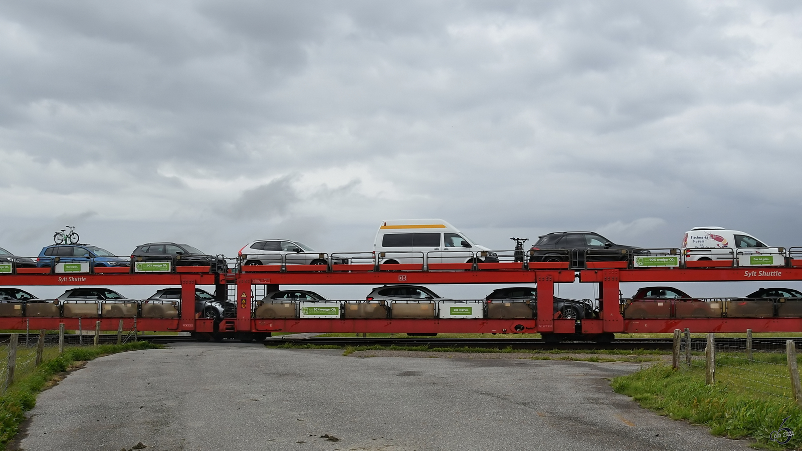 Dieser Autotransportwagen war Anfang Juni 2024 bei Friedrich-Wilhelm-Lübke-Koog zu sehen.