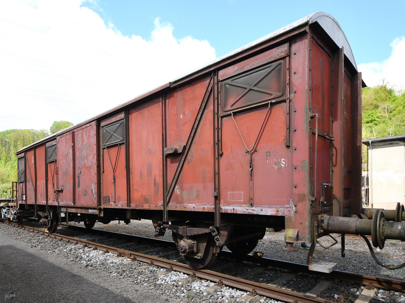 Dieser gedeckte Güterwagen war Mitte April 2024 im Eisenbahnmuseum Bochum zu sehen.