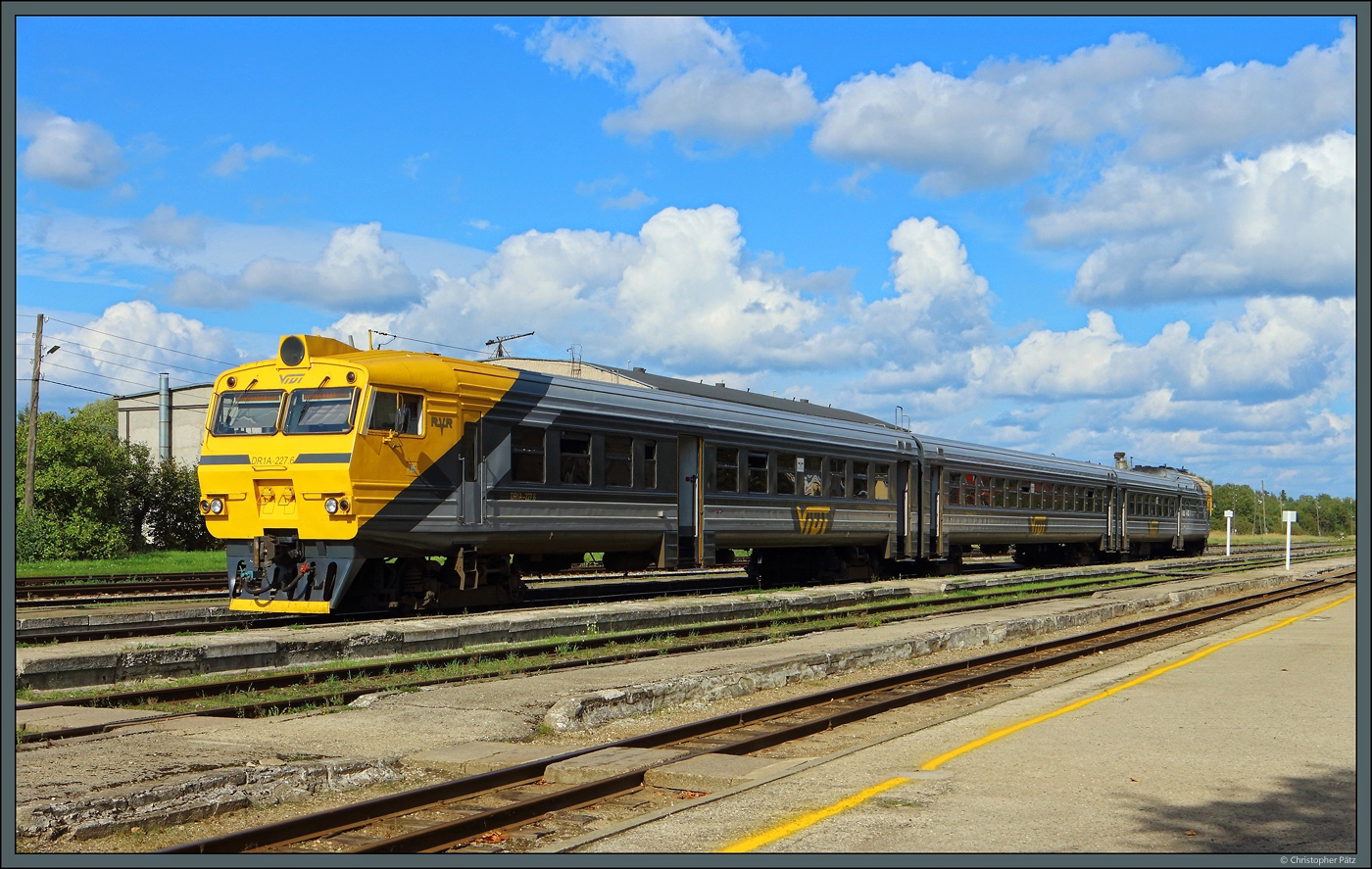 DR1A-227.6 steht am 01.09.2024 in Gulbene bereit zur Rückfahrt Richtung Riga.