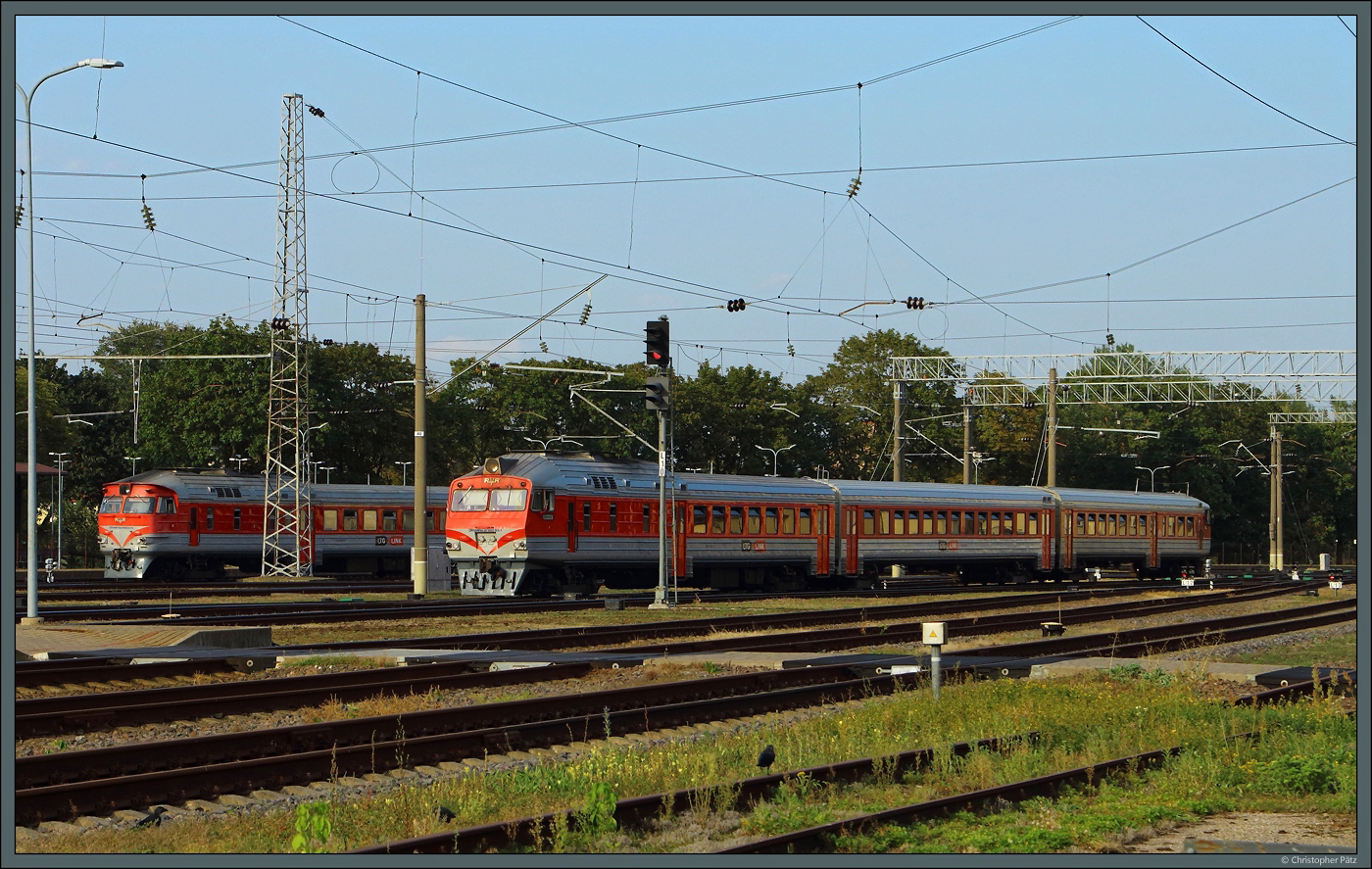 DR1AM 9424 9003 183-1 begegnet am 02.09.2024 einem weiteren DR1AM-Triebwagen der LG im Bahnhof Vilnius. Gut zu erkennen ist die unterschiedliche Kopfform der beiden Triebwagen.