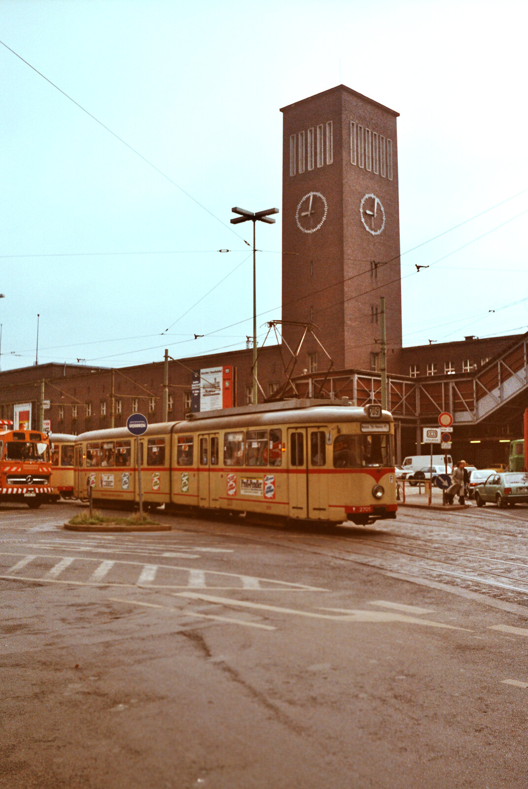 Düsseldorf Hauptbahnhof und seine Straßenbahn...Das war 1983. 