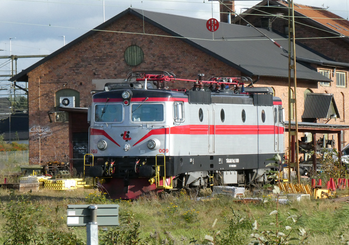 E-Lok Rc2 009 wartet in Kristinehamn in der Nachmittagssonne auf ihren nächsten Einsatz. Kristinehamn, 12.9.2024