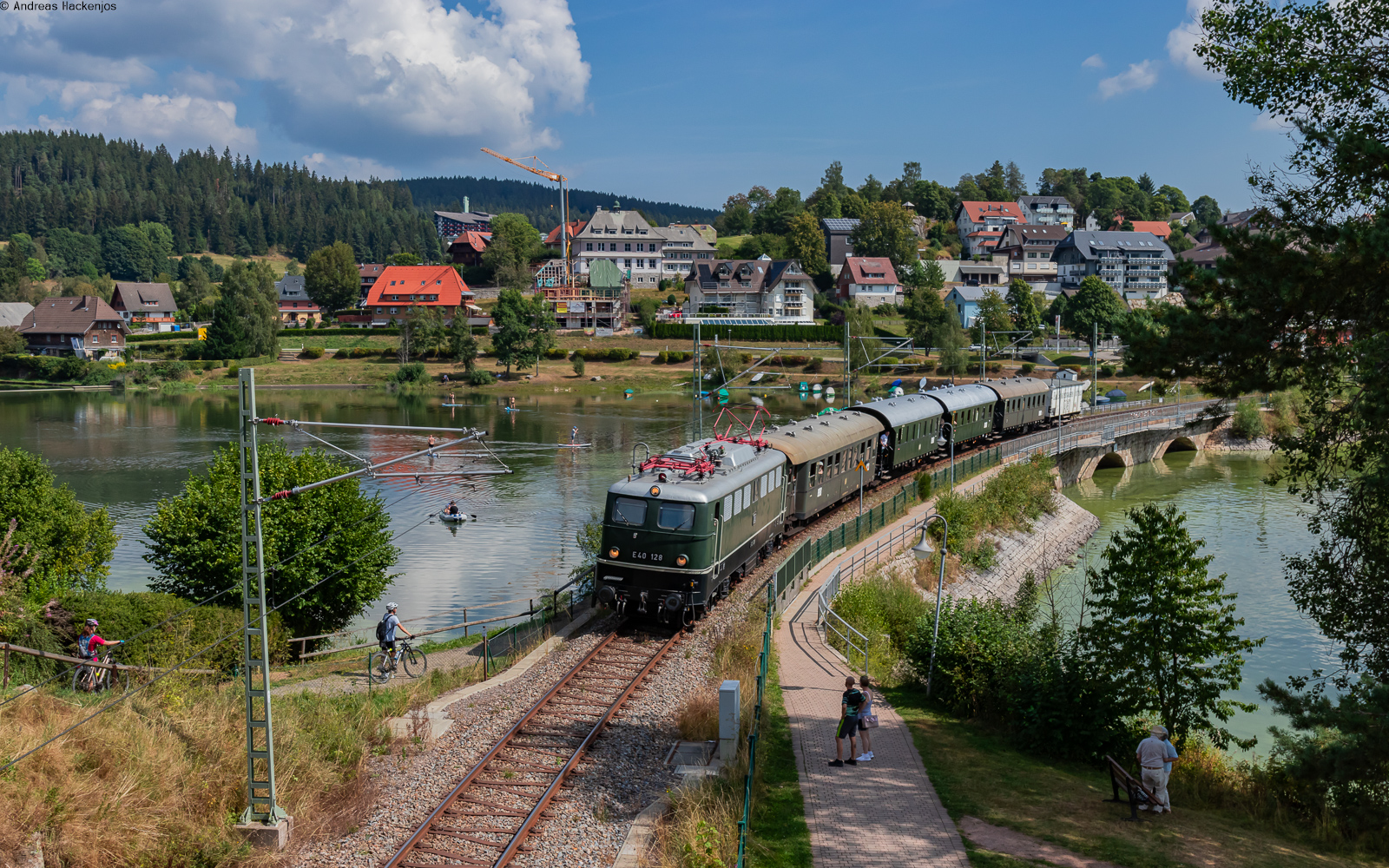 E40 128	mit dem DPE 74232 (Seebrugg - Titisee) bei Schluchsee 1.9.24