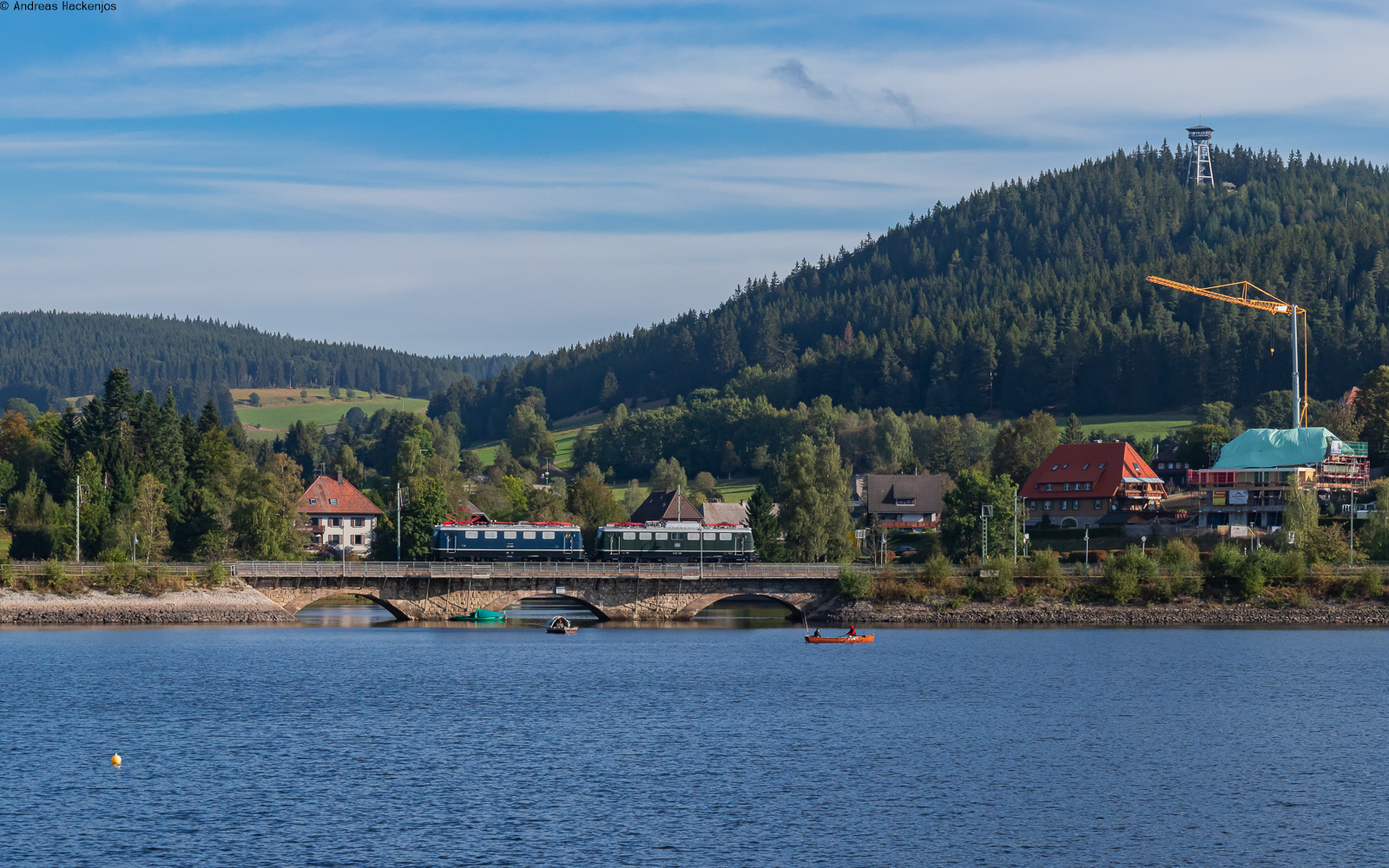 E41 001 und E40 128 im Schlepp als Tfzf 5604 (Seebrugg - Koblenz Lützel) bei Schluchsee 18.9.24