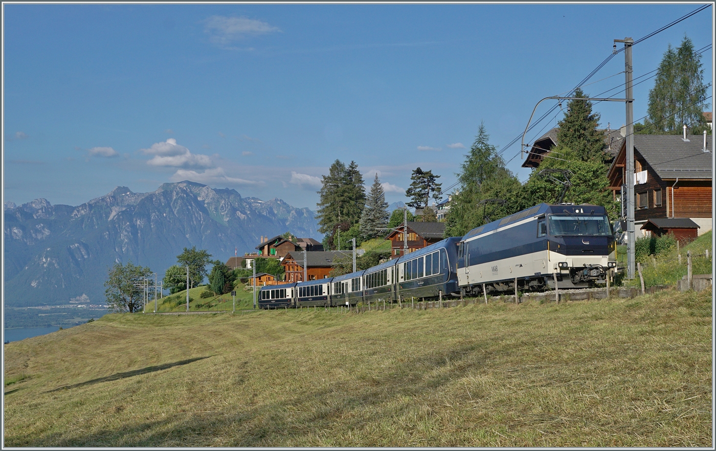 Ebenfalls bei Les Avants ist die MOB Ge 4/4 8002 mit dem nun fünfteilgien GoldenPass Express GPX 4064 auf der Fahrt in Richtung Interlaken Ost. Der Zug verkehrt nun dem erst nachträglich gelieferten Mitteleinstiegwagen welcher einen praktisch niveaugleichen Einstig erlaubt. 

28. Juni 2024