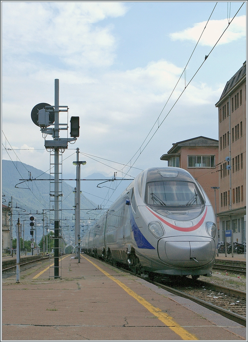 Ein Cisalpino ETR 610 erreicht CIS 40 von Milano kommend pünktlich Domodossola und wird nach einem kurzen Aufenthalt in Richtung Brig weiter fahren. 

27. Juli 2009

 