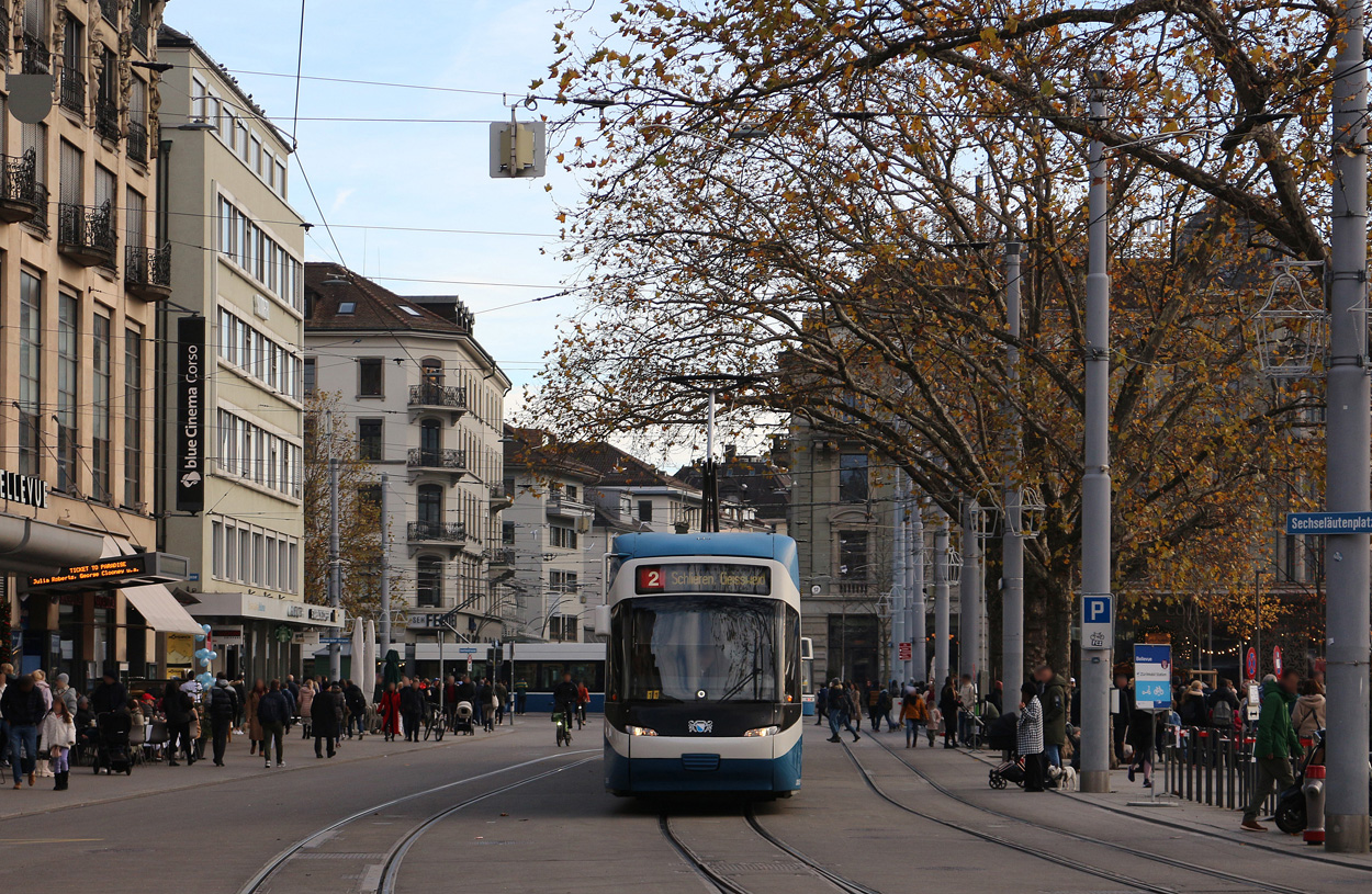 Ein Cobra Be 5/6 zwischen Bhf. Zürich Stadelhofen und Bellevue am 27.11.2022. Aufnahmestandort: Warteinsel.