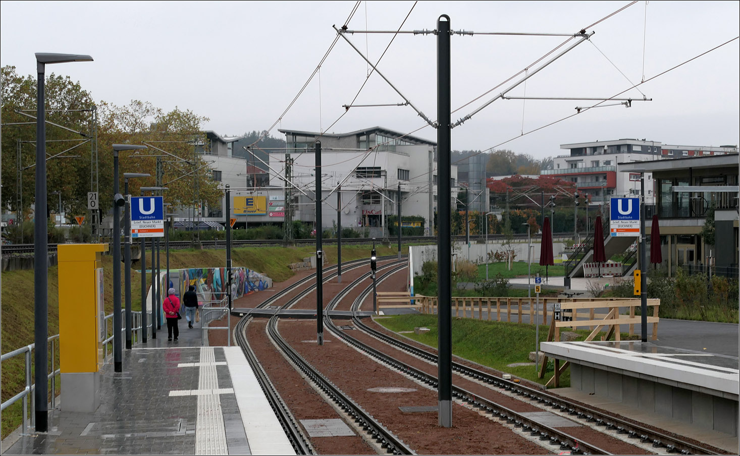 Ein erste Etappe -

... zum Wiederaufbau der Strecke nach Echterdingen. Mit Aufnahme des Stadtbahnbetriebes der Linie U5 und U6 im Jahr 1990 wurde die frühere Straßenbahnstrecke der Linie 6 nach Echterdingen ab dem Bahnhof Leinfelden eingestellt. Obwohl die S-Bahn ihre Station in Echterdingen an einer anderen Stelle hat, sah man im Weiterbetrieb als Stadtbahn 1990 als ein Parallelverkehr zur S-Bahn an. Für die Umrüstung auf Normalspur lagen auf dem eingestellten Abschnitt sogar schon teilweise entsprechende Schwellen.

Heute man 18.Oktober 2024 begann der fahrplanmäßige Betrieb auf der Verlängerung der Linie U5 zur Haltestelle Leinfelden Markt. Leider verkehrt diese Linie tagsüber nur im 20 Minuten Takt. Die Neubaustrecke verläuft parallel zu den S-Bahnlinien S2 und S3. 

Ein Weiterbau nach Echterdingen ist vorgesehen bis zur Haltestelle Hinterhof, da bis dahin ein eigener Bahnhof möglich ist. Die Straßenbahn fuhr früher weiter in die Ortsmitte mit einer großen Häuserblockschleife. Für ein weiteres Vordingen der Stadtbahn wäre wohl ein Tunnelbau nötig.

Meine Vision ist, diese Strecke über Stetten, Plattenhardt nach Bonlanden zu verlängern um diese über die Schiene mit Stuttgart zu verbinden.

18.10.2024 (M)