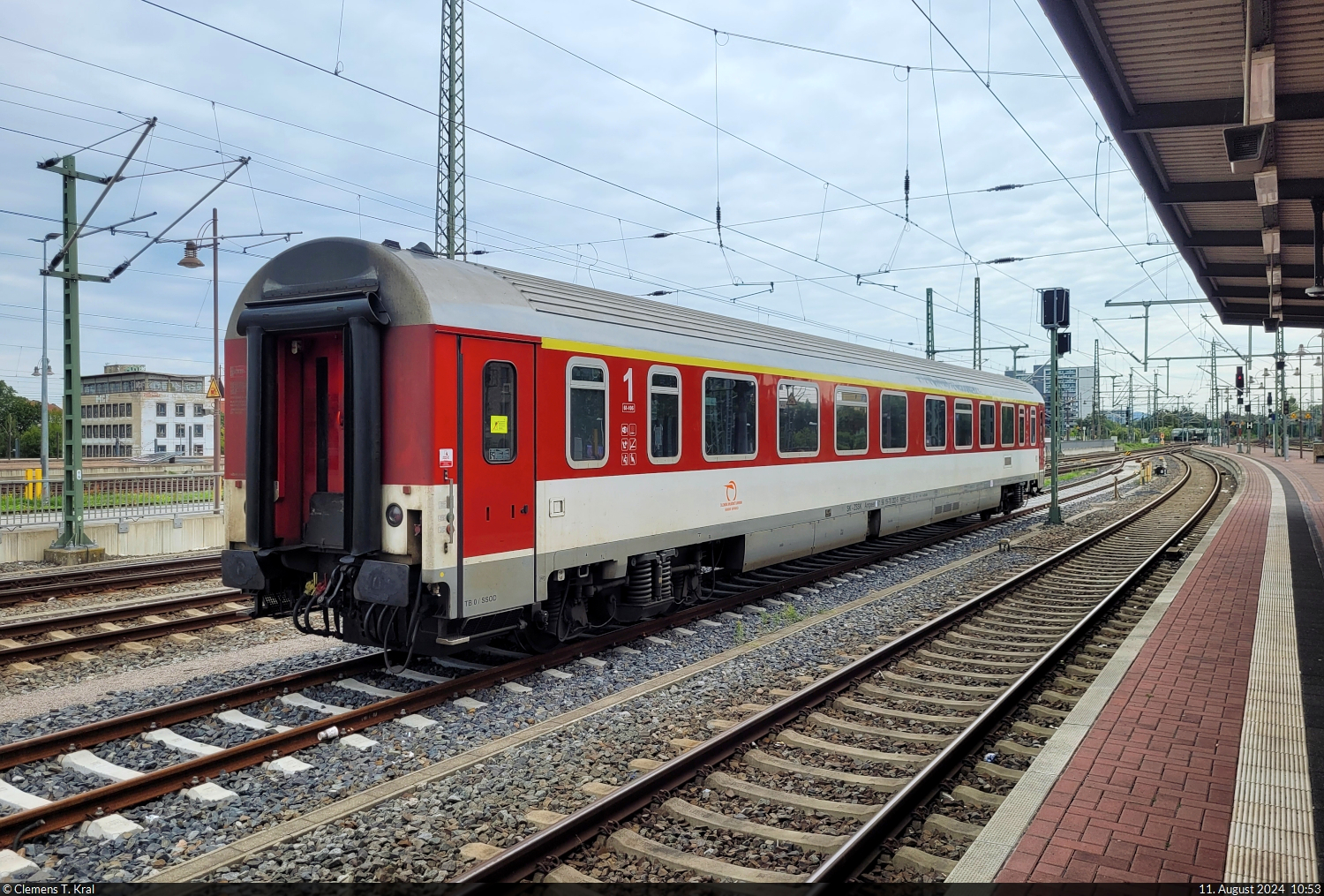 Ein slowakischer Reisezugwagen der 1. Klasse mit der Bezeichnung  Ampeer  (61 56 19-70 202-5 SK-ZSSK) wurde an einem bahnsteiglosen Gleis in Dresden Hbf geparkt.

🧰 ZSSK
🕓 11.8.2024 | 10:53 Uhr