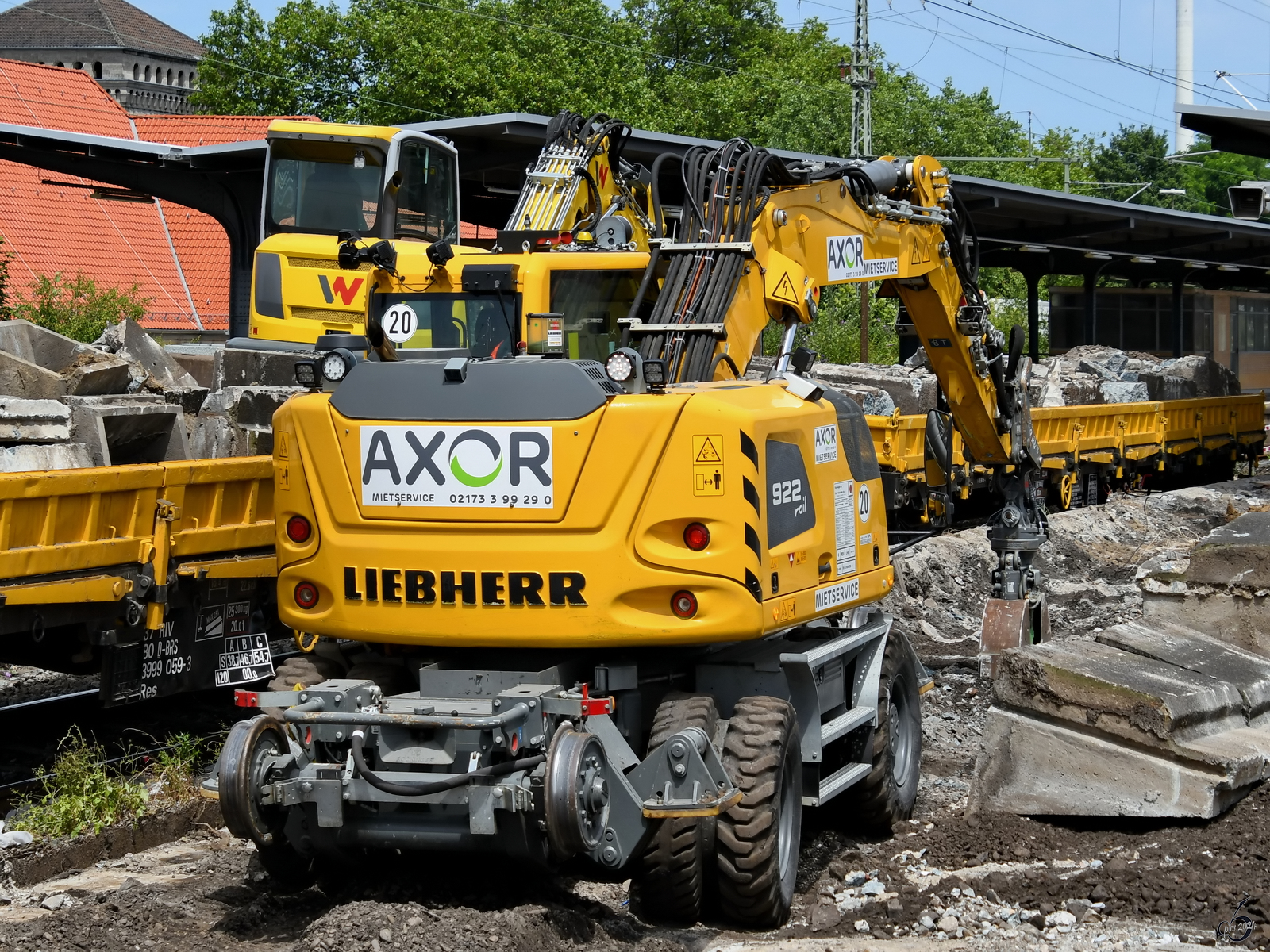 Ein Zweiwegebagger LIEBHERR 922 Rail ist hier im Juni 2024 bei Bauarbeiten am Hauptbahnhof in Wanne-Eickel zu sehen.