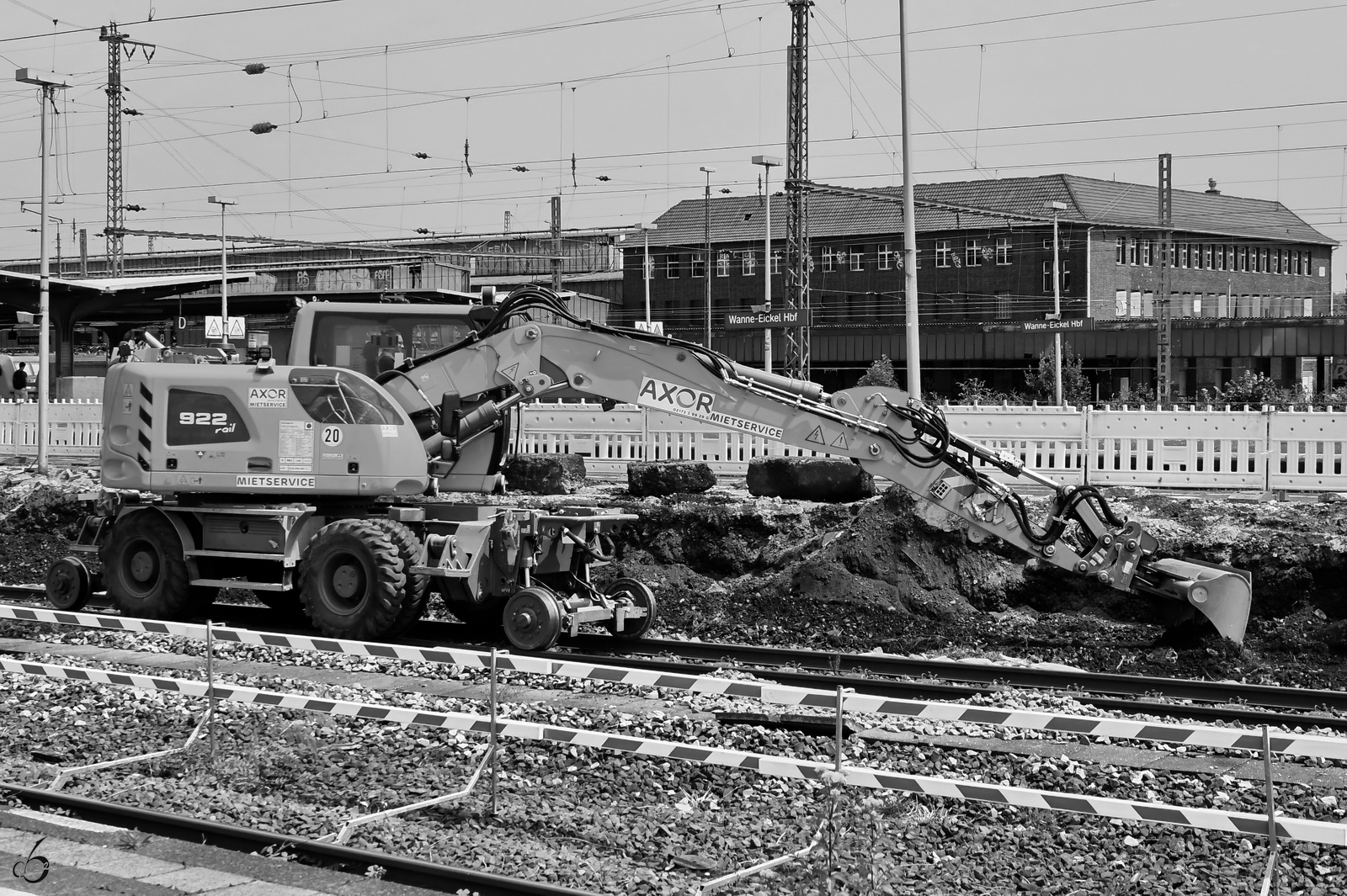 Ein Zweiwegebagger LIEBHERR 922 Rail ist hier im Juni 2024 bei Bauarbeiten am Bahnsteig des Hauptbahnhofes in Wanne-Eickel zu sehen.