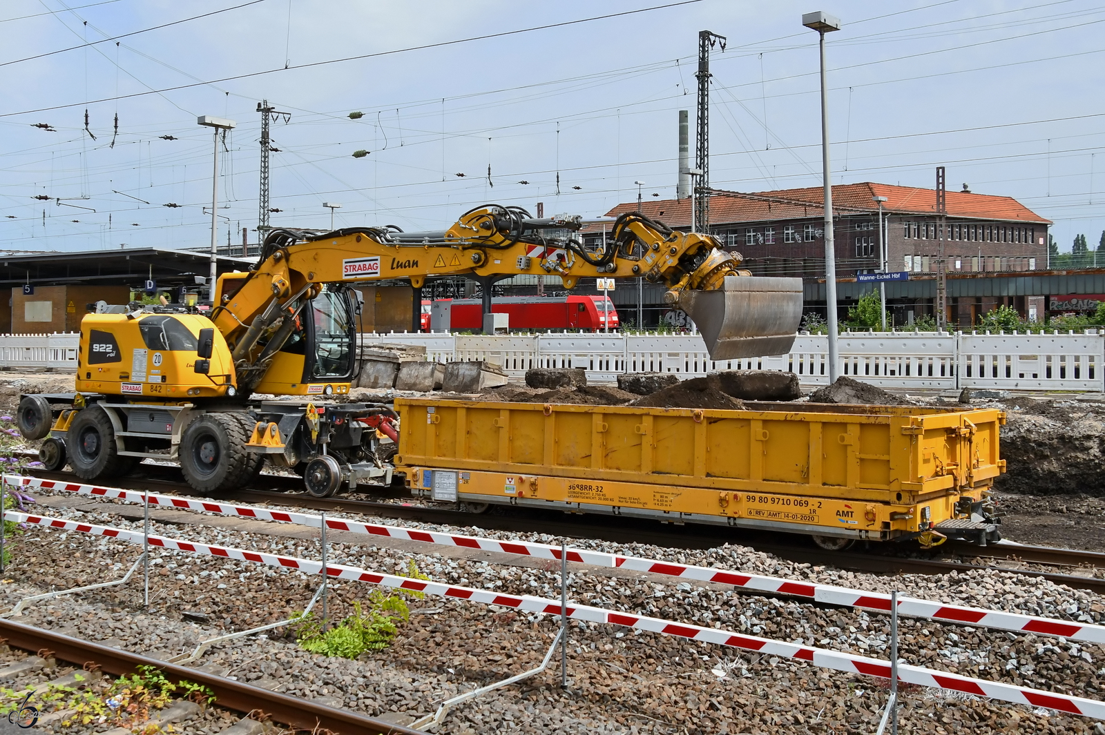 Ein Zweiwegebagger LIEBHERR 922 Rail ist hier mit einem Schwerlastkleinwagen unterwegs. (Wanne-Eickel, Juni 2024)